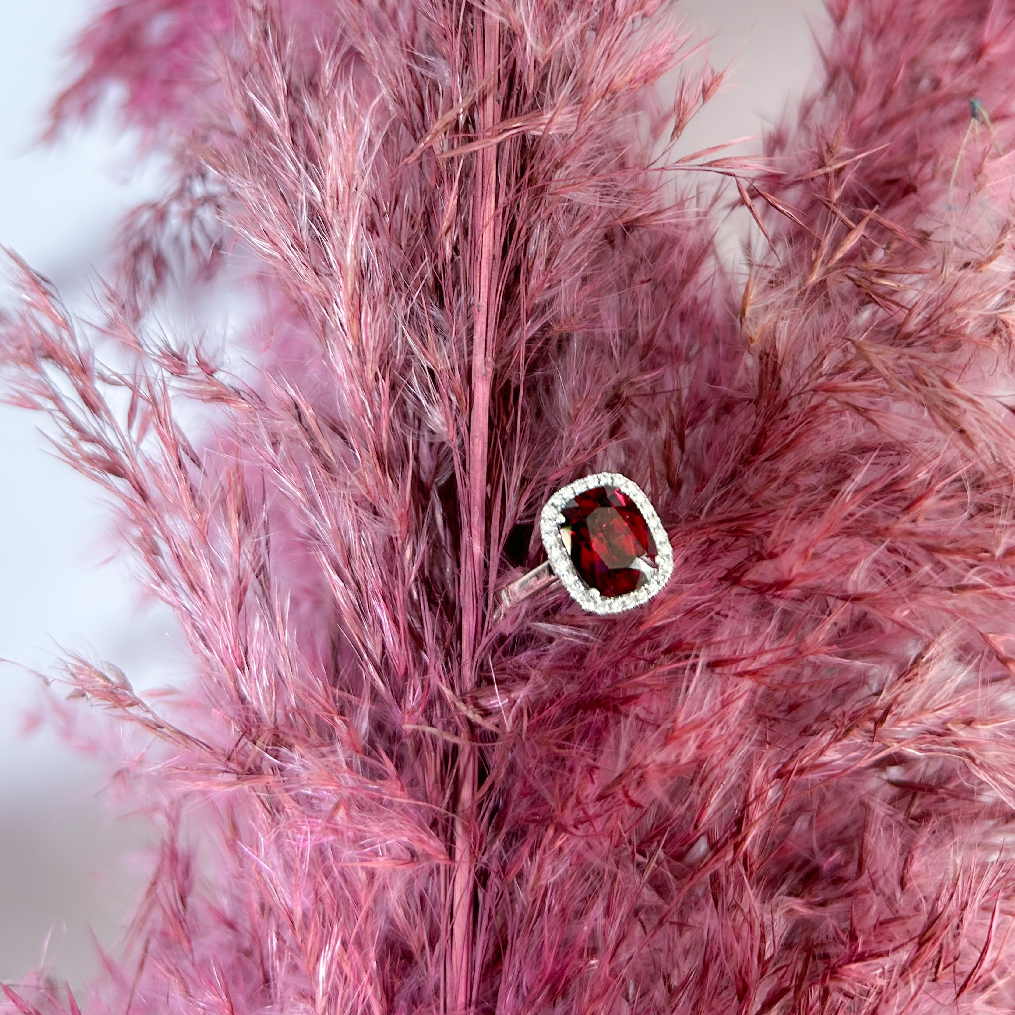 Georgios Kollektionen 18 Karat Weißgold Rhodolith-Ring mit Diamant-Lünette Damen im Angebot