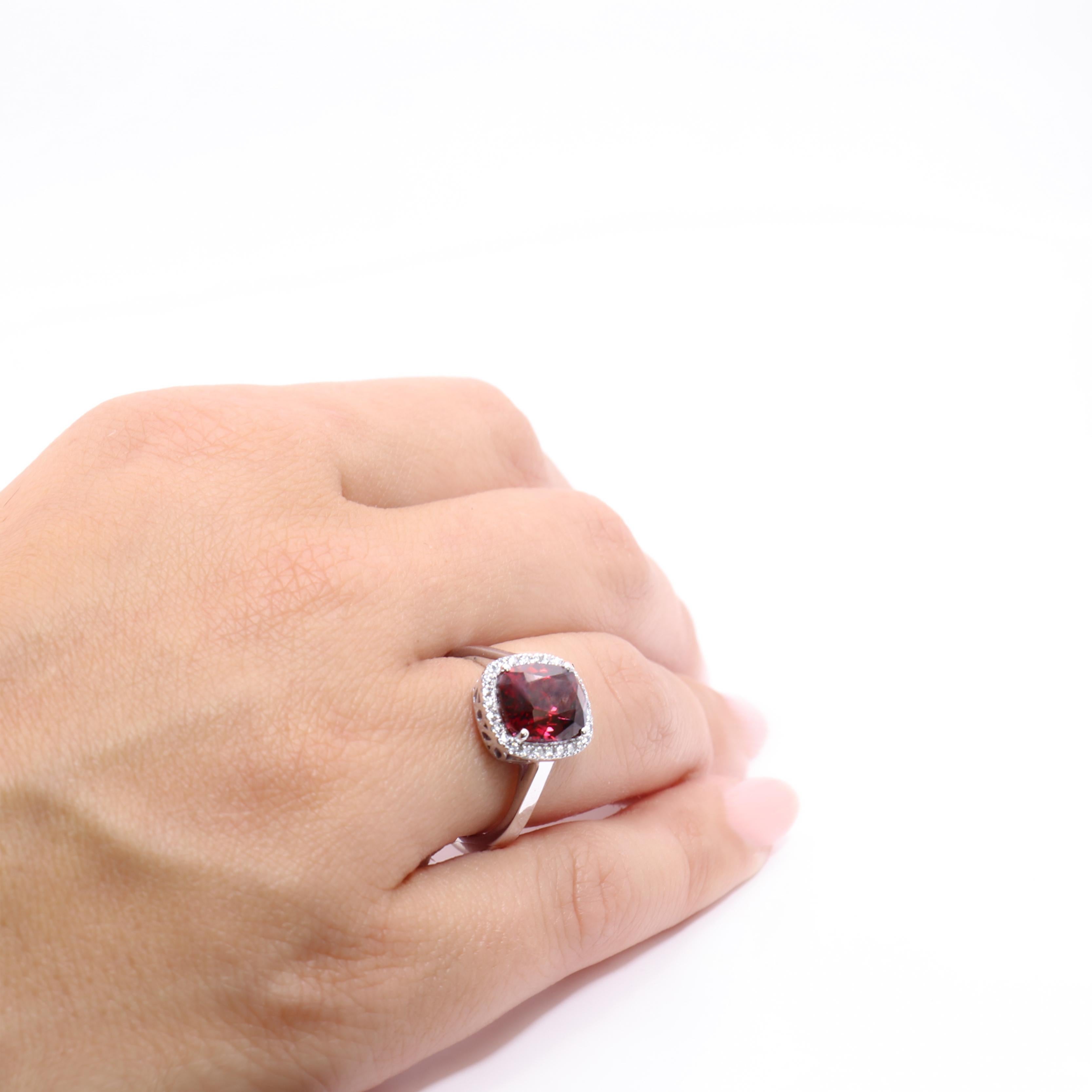 Georgios Kollektionen 18 Karat Weißgold Rhodolith-Ring mit Diamant-Lünette im Angebot 1