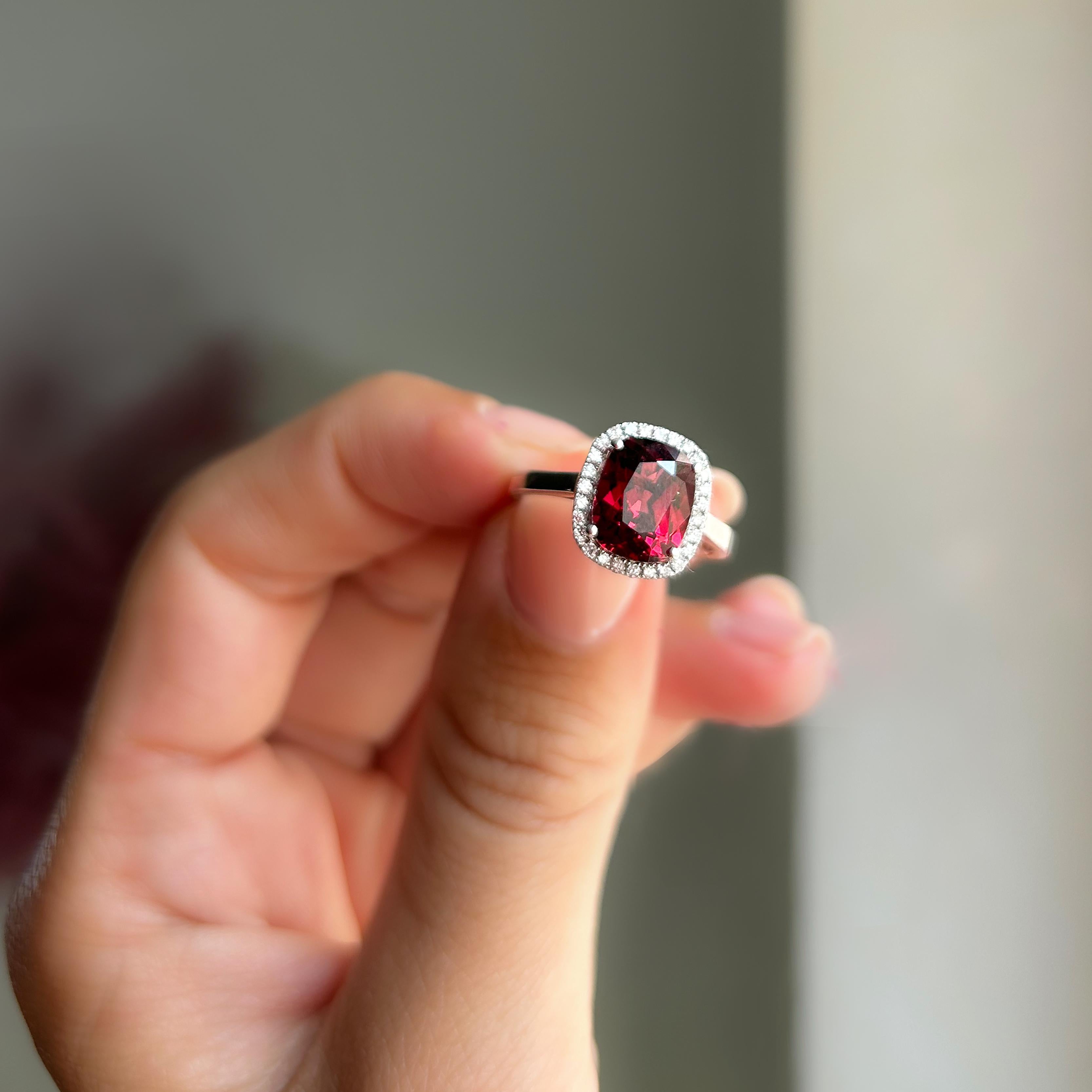Georgios Kollektionen 18 Karat Weißgold Rhodolith-Ring mit Diamant-Lünette im Angebot 3