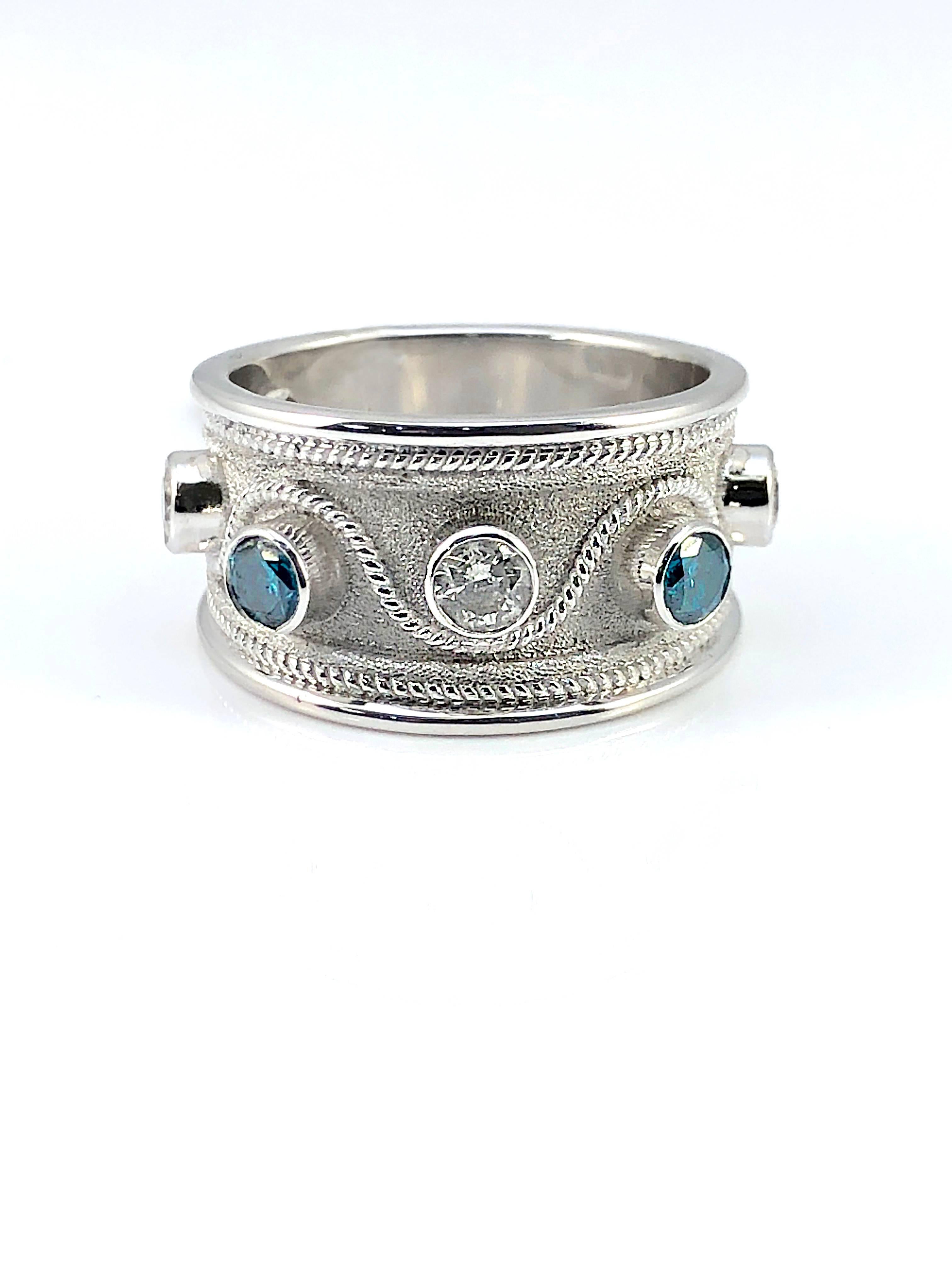 Georgios Collections Bague à large anneau en or blanc 18 carats avec diamants bleus et blancs Neuf - En vente à Astoria, NY