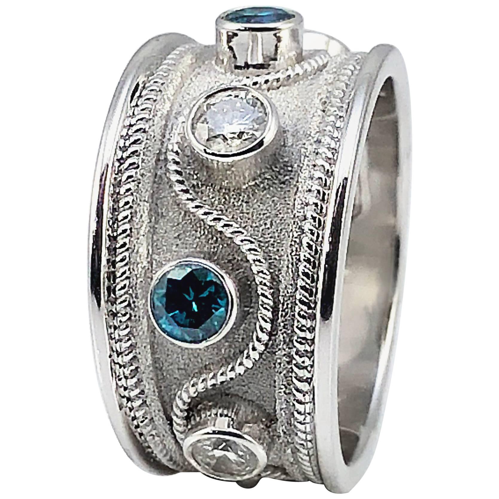 Georgios Collections Bague à large anneau en or blanc 18 carats avec diamants bleus et blancs