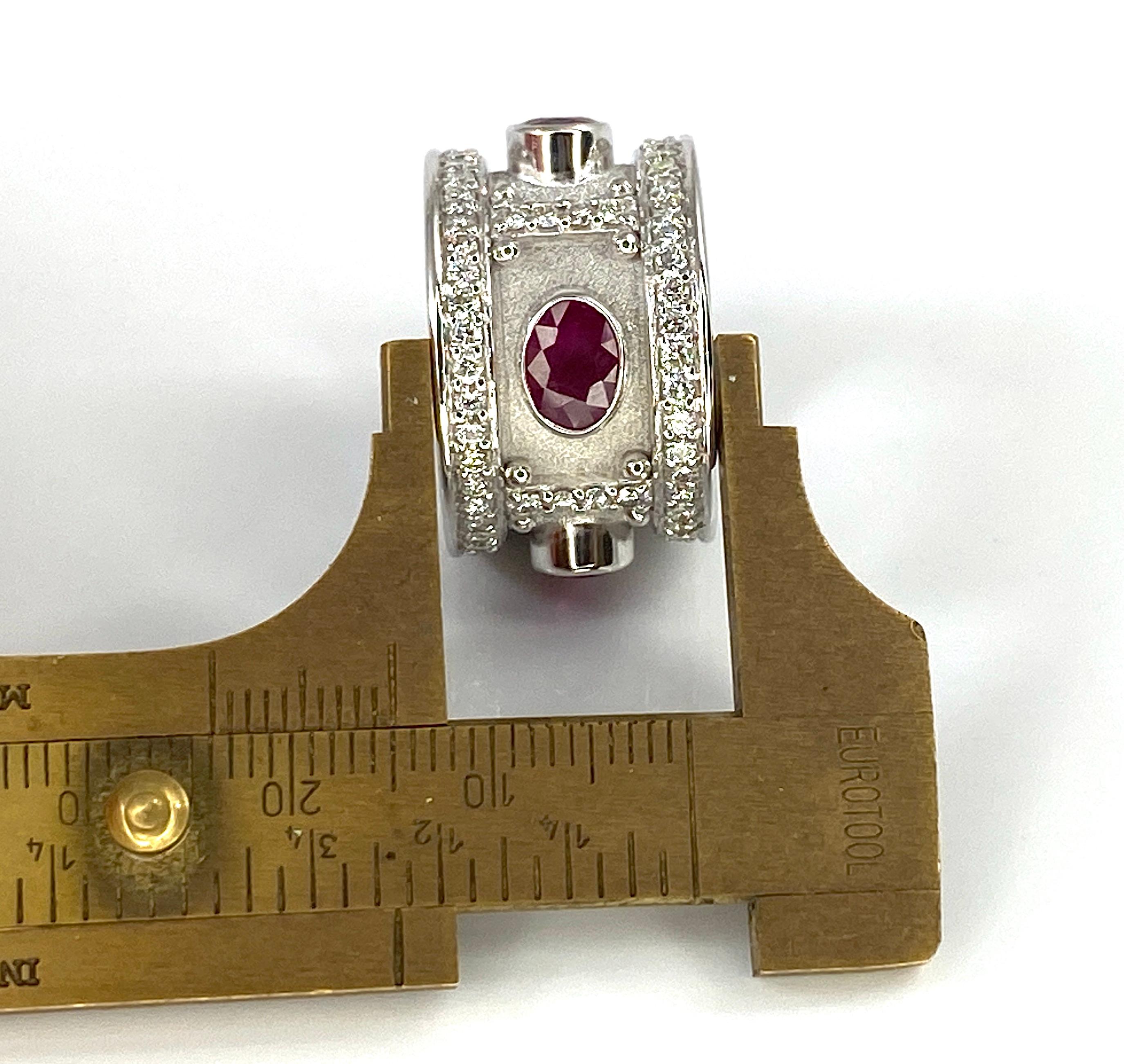 Georgios Kollektionen breiter Ring aus 18 Karat Weißgold mit Rubin und Diamant im Angebot 12