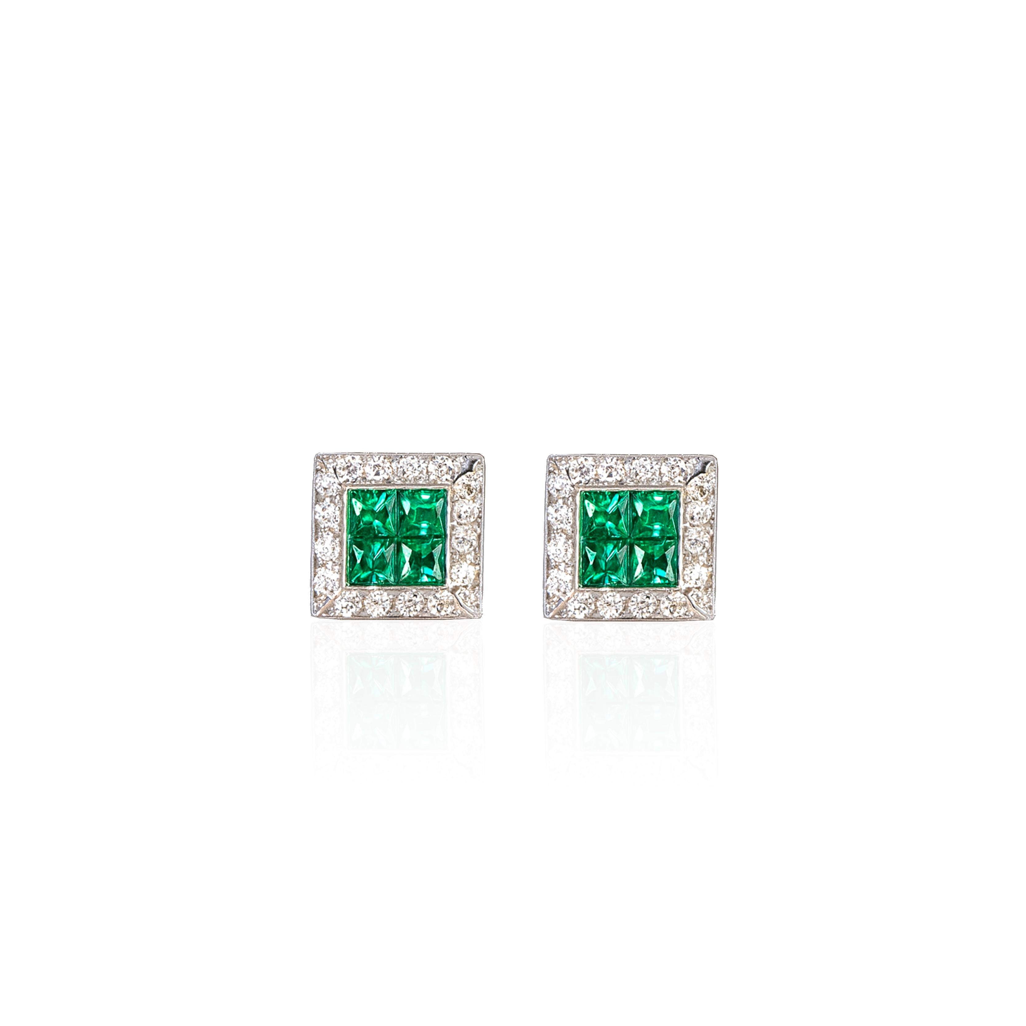 Ces exquises boucles d'oreilles carrées en or blanc 18 carats avec émeraudes et diamants de Georgios Collections sont un mélange sophistiqué d'élégance et de modernité. Elles présentent une paire d'émeraudes de 0,58 carats de taille princesse et