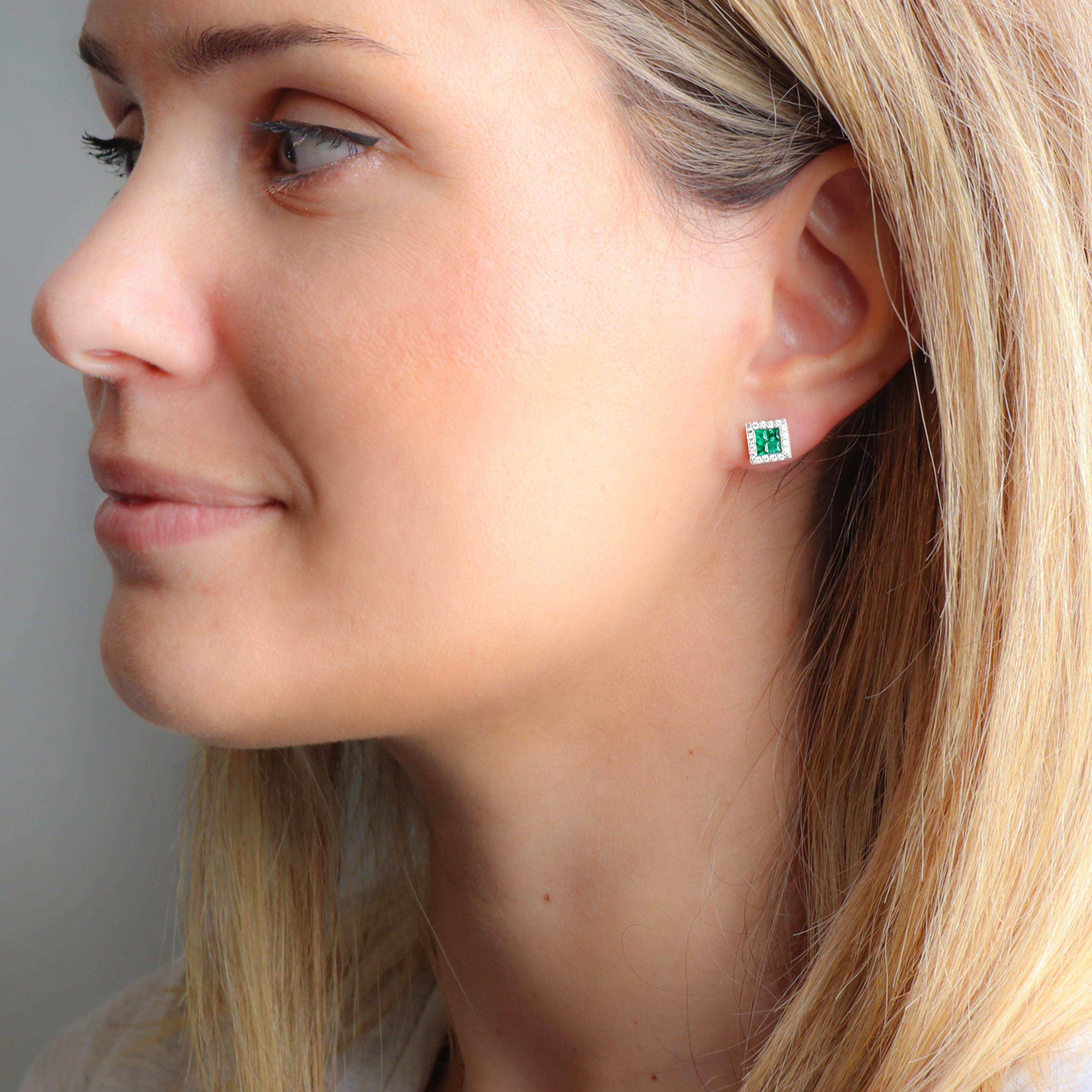 Georgios Collections Boucles d'oreilles en or blanc 18 carats avec émeraudes carrées et diamants en vente 2