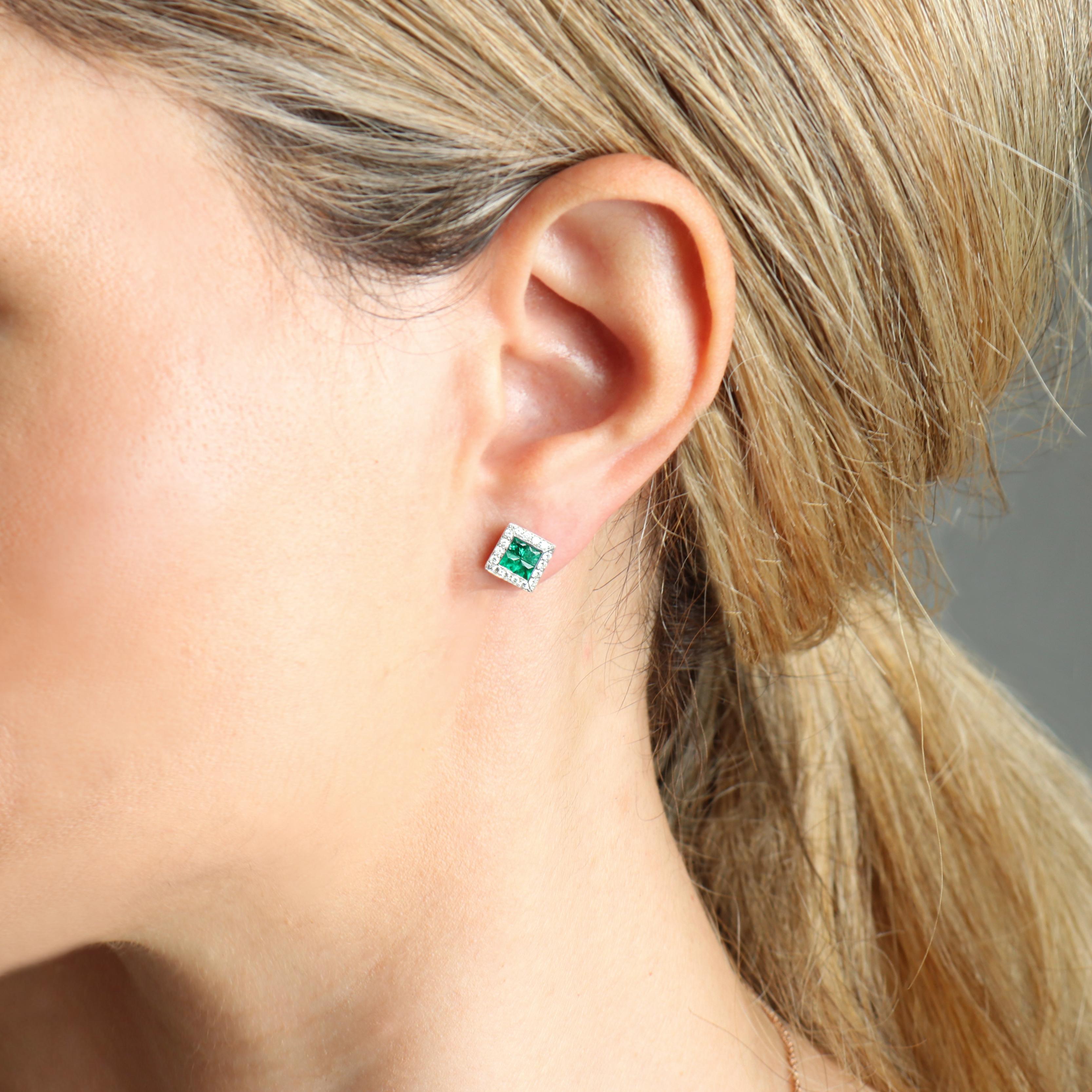 Georgios Collections Boucles d'oreilles en or blanc 18 carats avec émeraudes carrées et diamants en vente 3