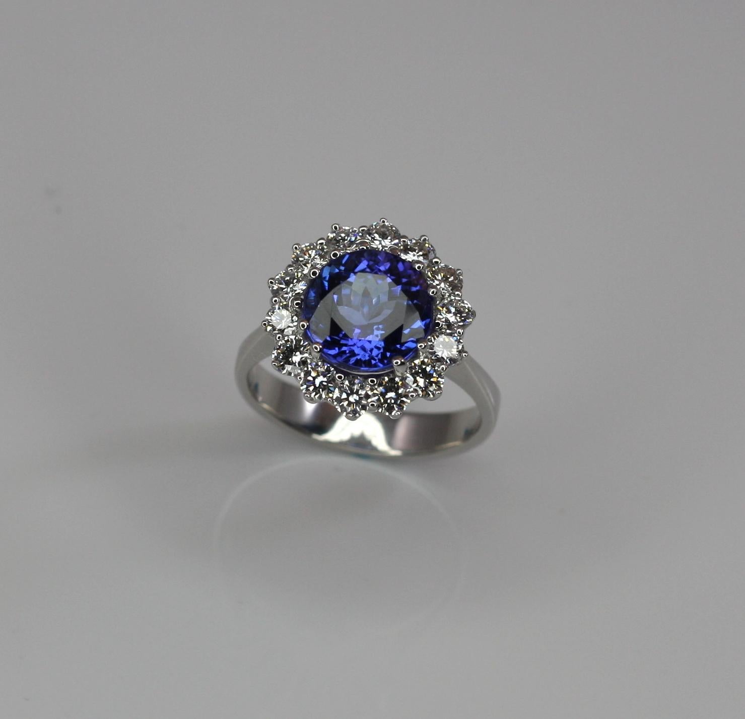 Taille ronde Georgios Collections Bague rosette en or blanc 18 carats, tanzanite et diamants en vente