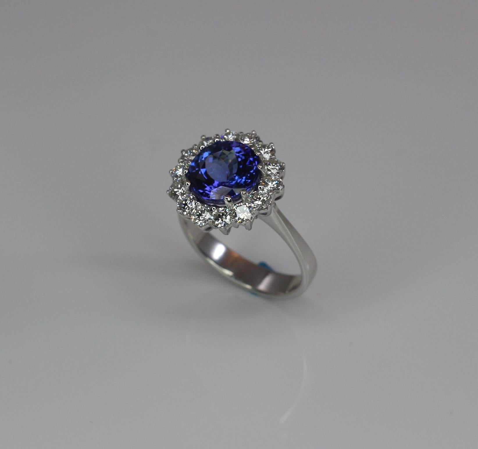 Georgios Collections Bague rosette en or blanc 18 carats, tanzanite et diamants en vente 3