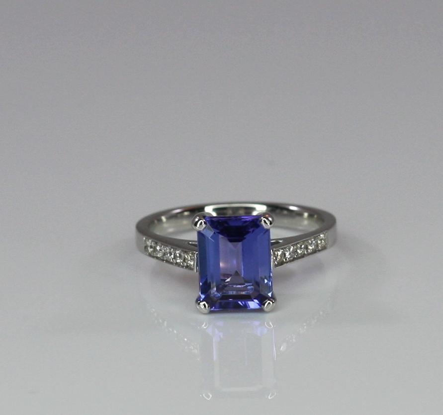 La bague de créateur S.Georgios est en or blanc 18 carats et est entièrement réalisée à la main. Cette magnifique bague solitaire présente une tanzanite de taille émeraude d'un poids de 2,58 carats, et des diamants blancs de taille brillant d'un