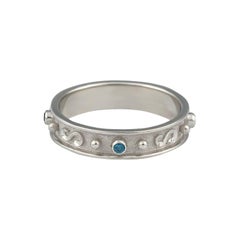 Anello a fascia sottile con diamante blu di Georgios Collections in oro bianco 18 carati