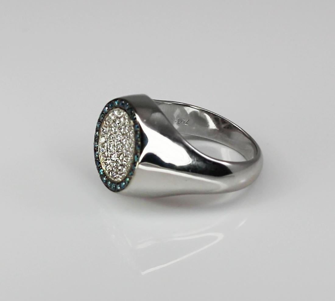 Georgios Collections Bague à anneau rond en or blanc 18 carats avec diamants blancs et bleus en vente 4