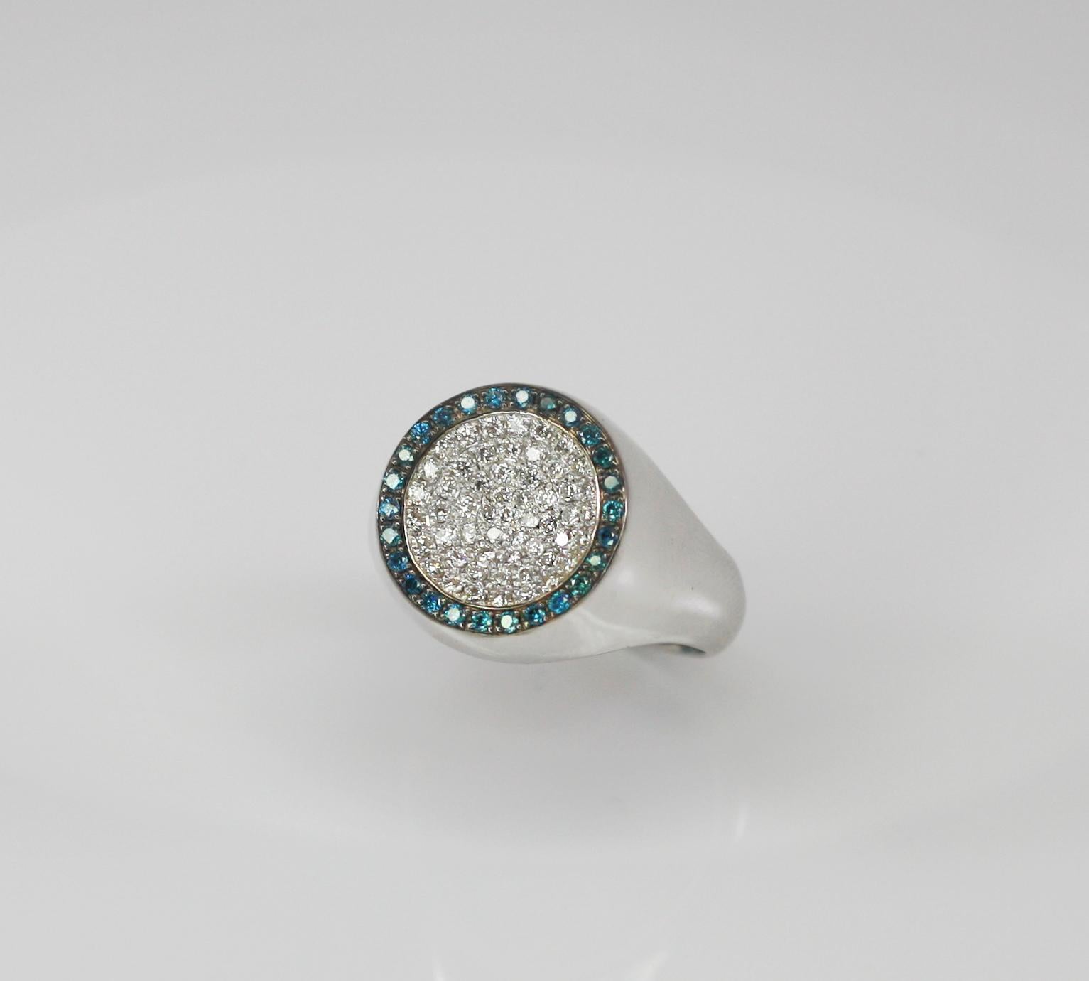 Georgios Collections Bague à anneau rond en or blanc 18 carats avec diamants blancs et bleus en vente 11