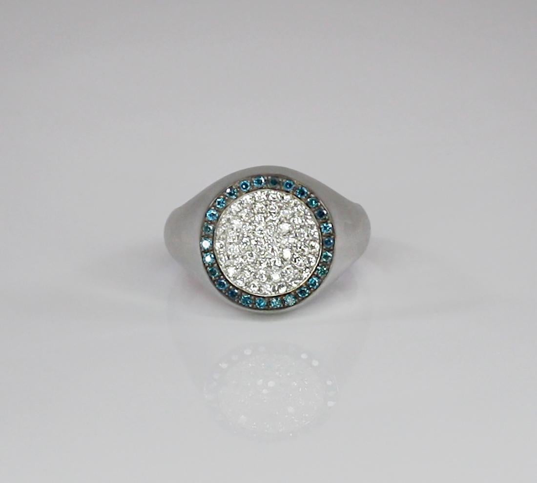 Georgios Collections Bague à anneau rond en or blanc 18 carats avec diamants blancs et bleus en vente 12