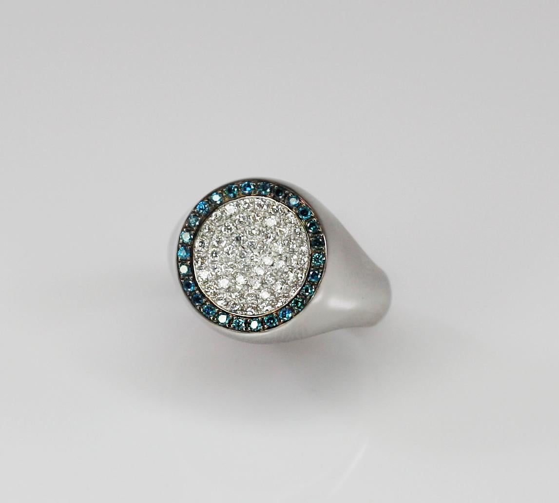 Georgios Collections Bague à anneau rond en or blanc 18 carats avec diamants blancs et bleus Neuf - En vente à Astoria, NY