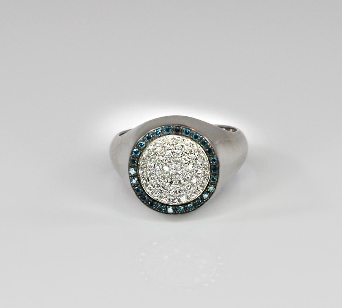 Georgios Collections Bague à anneau rond en or blanc 18 carats avec diamants blancs et bleus Pour hommes en vente