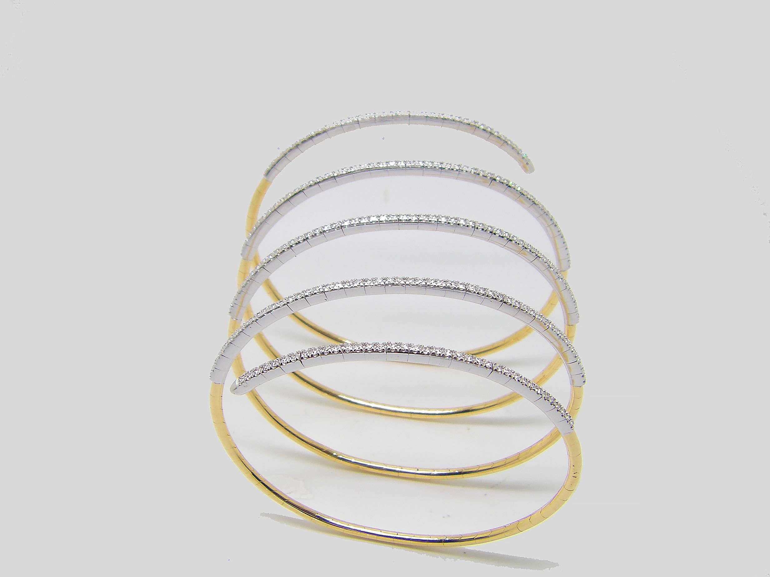 Dieses S.Georgios Designer Two-Tone Armband ist aus 18 Karat Weiß- und Gelbgold gefertigt. Das wunderschöne Armband hat weiße Diamanten im Brillantschliff mit einem Gesamtgewicht von 1,80 Karat, die mikroskopisch eingefasst sind, und lässt sich