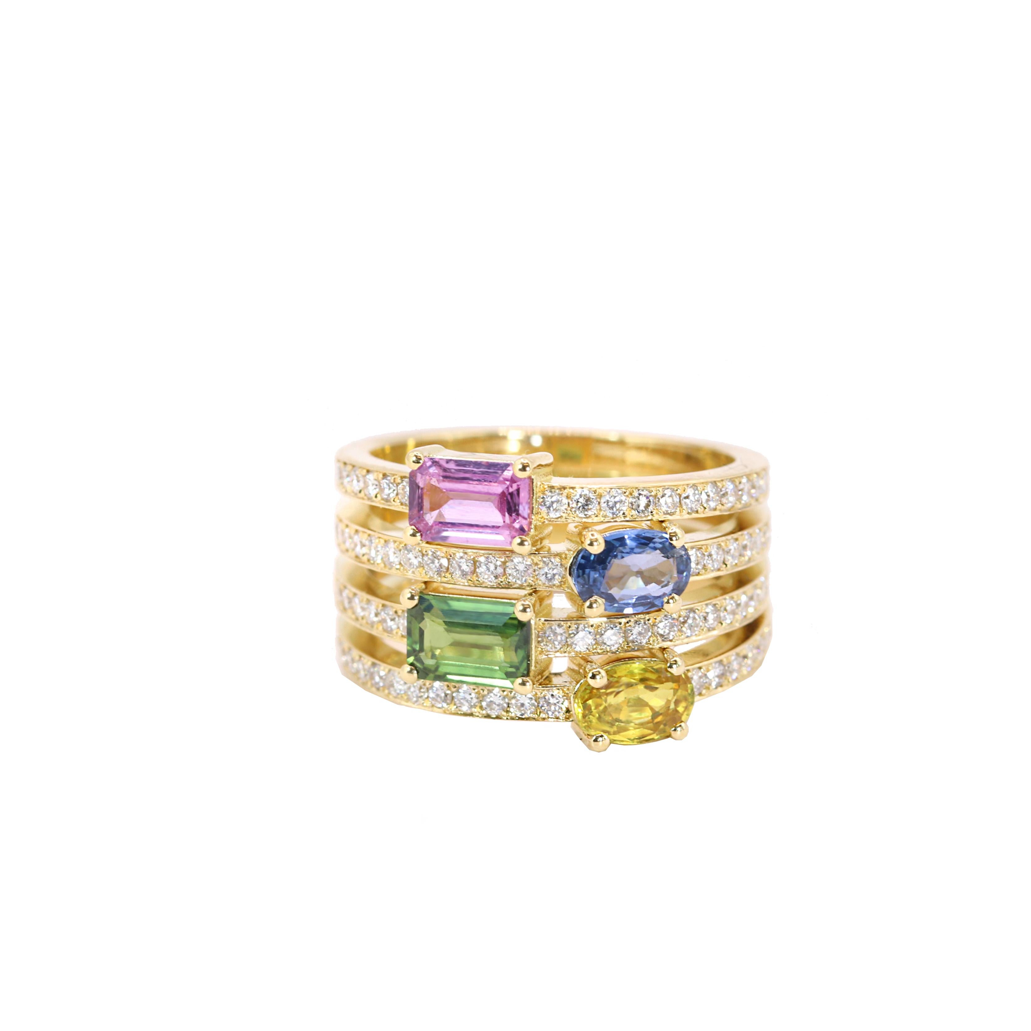 Le designer S.Georgios présente une bague en or jaune 18 carats ornée d'un éventail vibrant de saphirs de quatre couleurs et coupes différentes. La bague présente un saphir rose de taille émeraude, un saphir jaune de taille ovale, un saphir bleu de