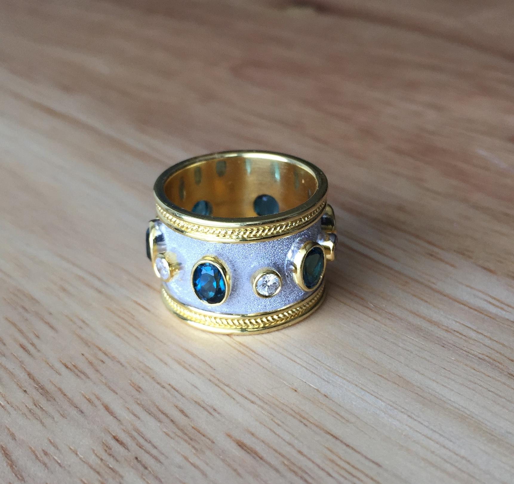 S.Georgios Designer-Ring aus massivem 18 Karat Gelbgold, handgefertigt in byzantinischer Handwerkskunst, mit Granulation und einem einzigartigen Samt-Look auf dem Hintergrund, fertiggestellt in weißem Rhodium. Der Ring enthält 6 weiße Diamanten im