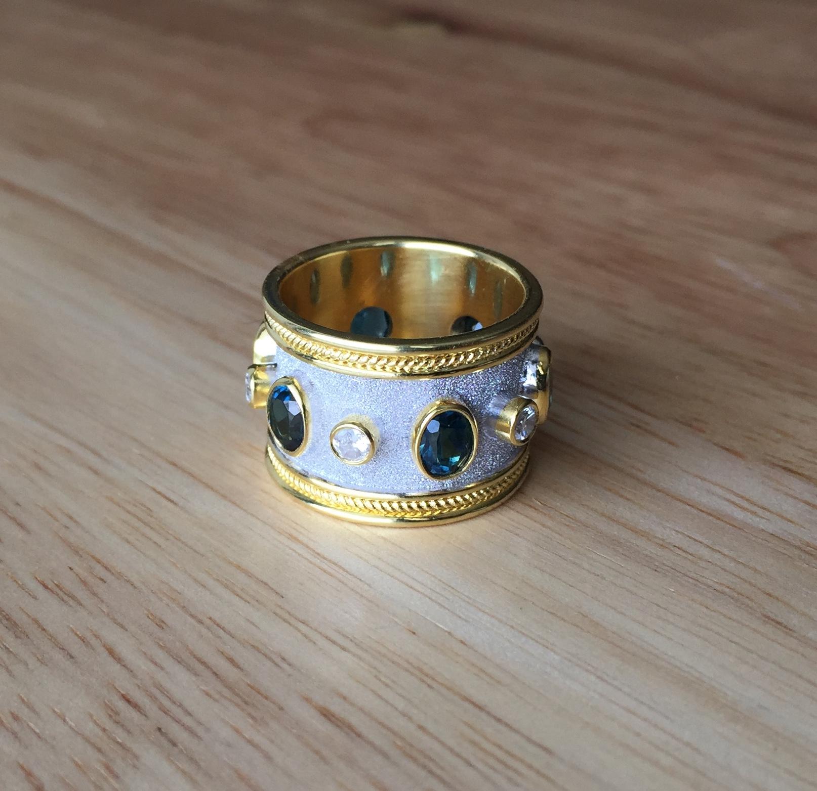 Georgios Kollektionen 18 Karat Gelbgold Weißer Rhodium Diamant Topas breiter Ring im Zustand „Neu“ im Angebot in Astoria, NY