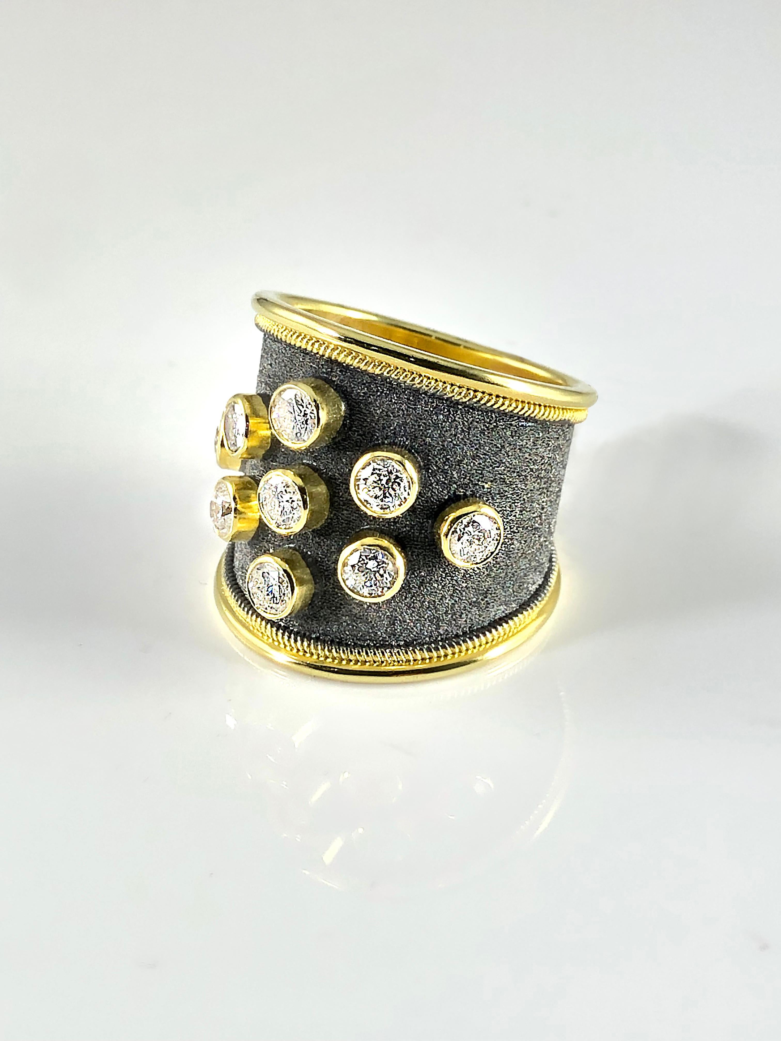 Bague en or jaune 18 carats du designer S.Georgios, entièrement réalisée à la main avec un travail byzantin et l'aspect unique du velours sur le fond, finition en rhodium noir. Cette superbe bague est ornée de 9 diamants taille brillant d'un poids