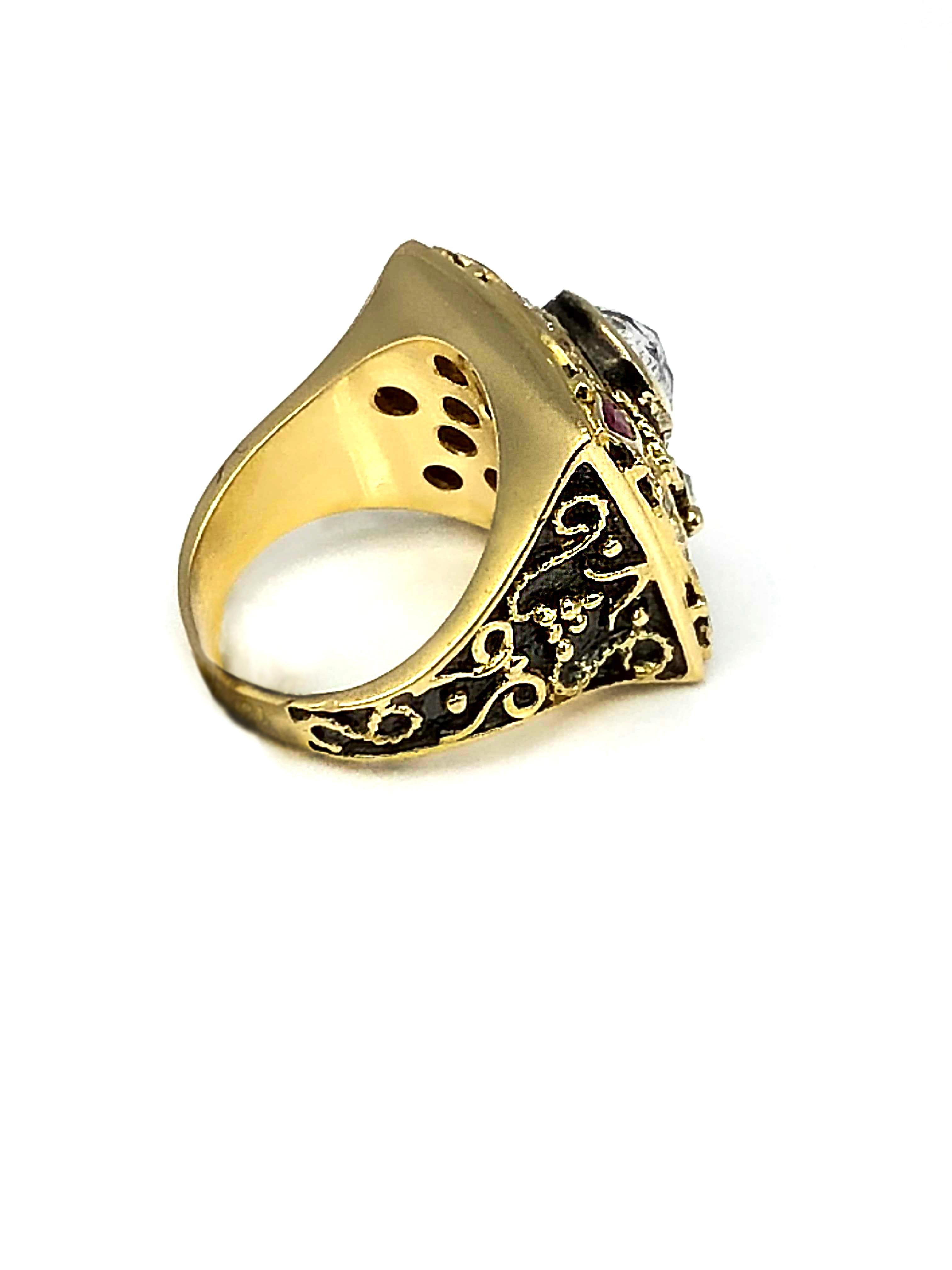 Georgios Collections Anillo cuadrado de oro amarillo de 18 quilates, rodio negro, diamante y rubí Bizantino en venta