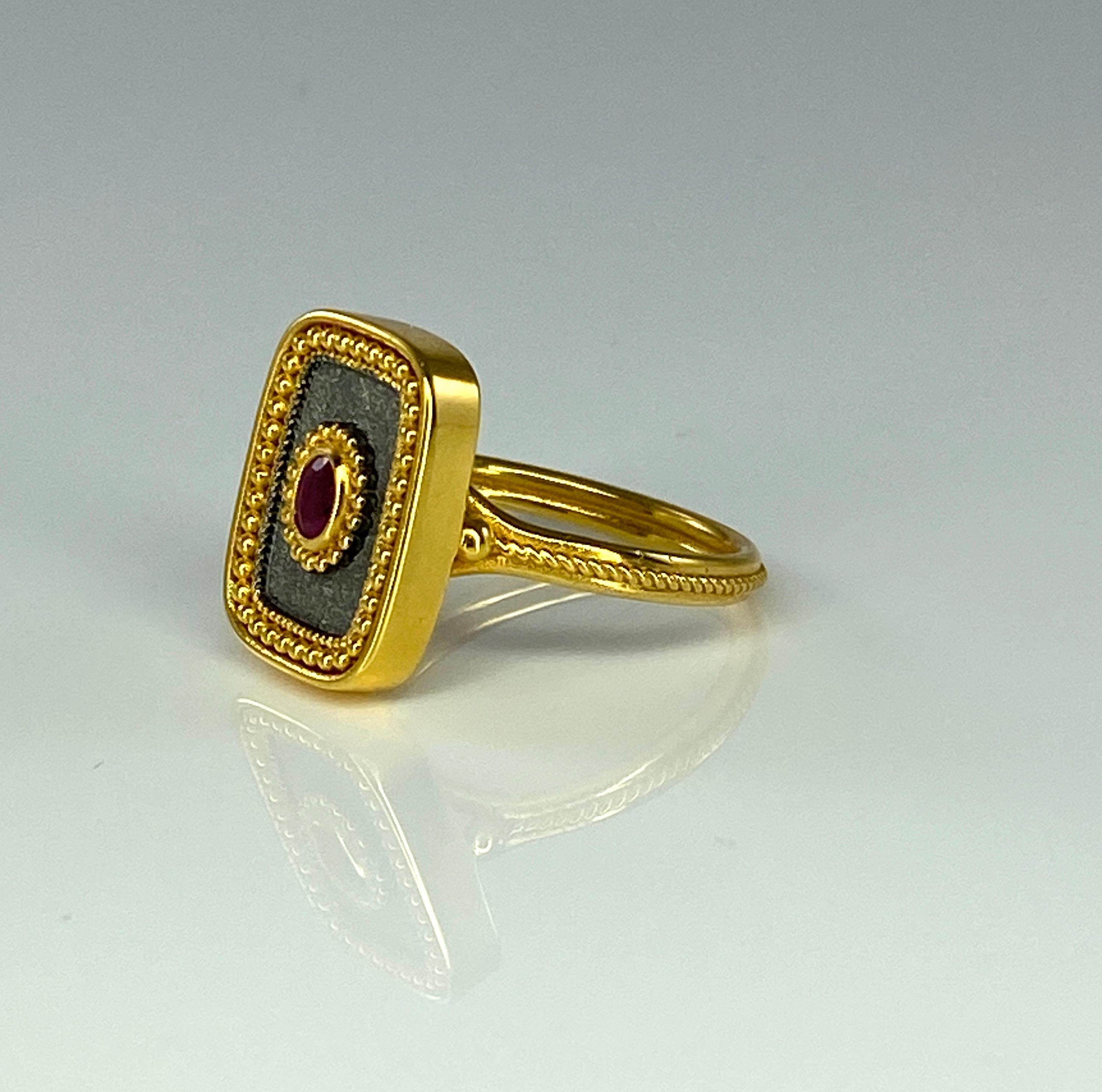 Anillo de Rubí de Oro Amarillo de 18 Kilates y Rodio Negro Georgios Collections Corte oval en venta