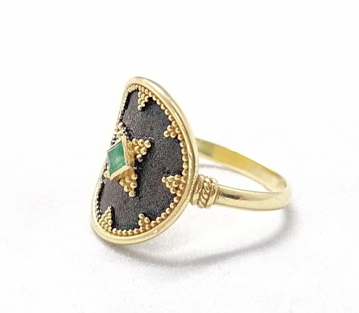 Byzantin Georgios Collections Bague à anneau rond en or jaune 18 carats et émeraude rhodiée en vente