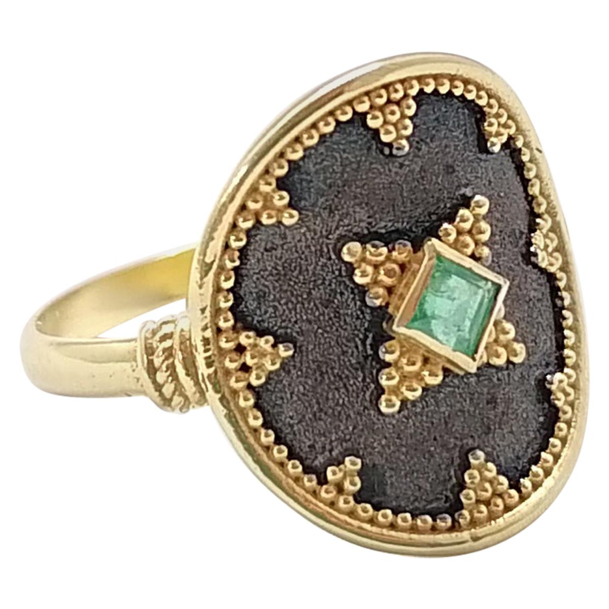 Georgios Collections Bague à anneau rond en or jaune 18 carats et émeraude rhodiée en vente