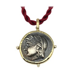 Ciondolo con moneta di diamante in argento e oro giallo 18 carati Georgios Collections