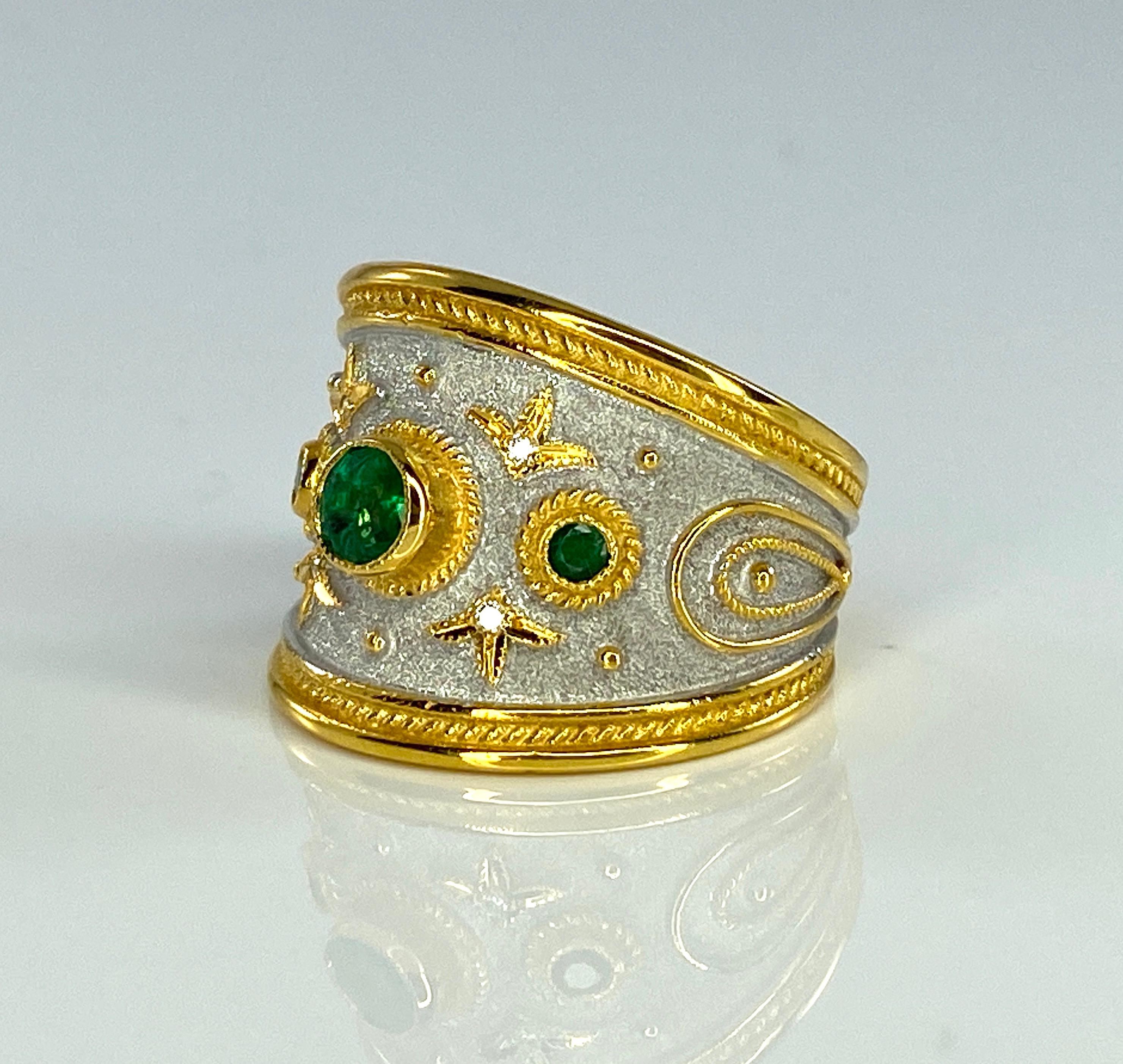 Georgios Kollektionen Smaragdring aus 18 Karat Gelbgold und weißem Rhodium mit Diamanten und Smaragden (Byzantinisch) im Angebot