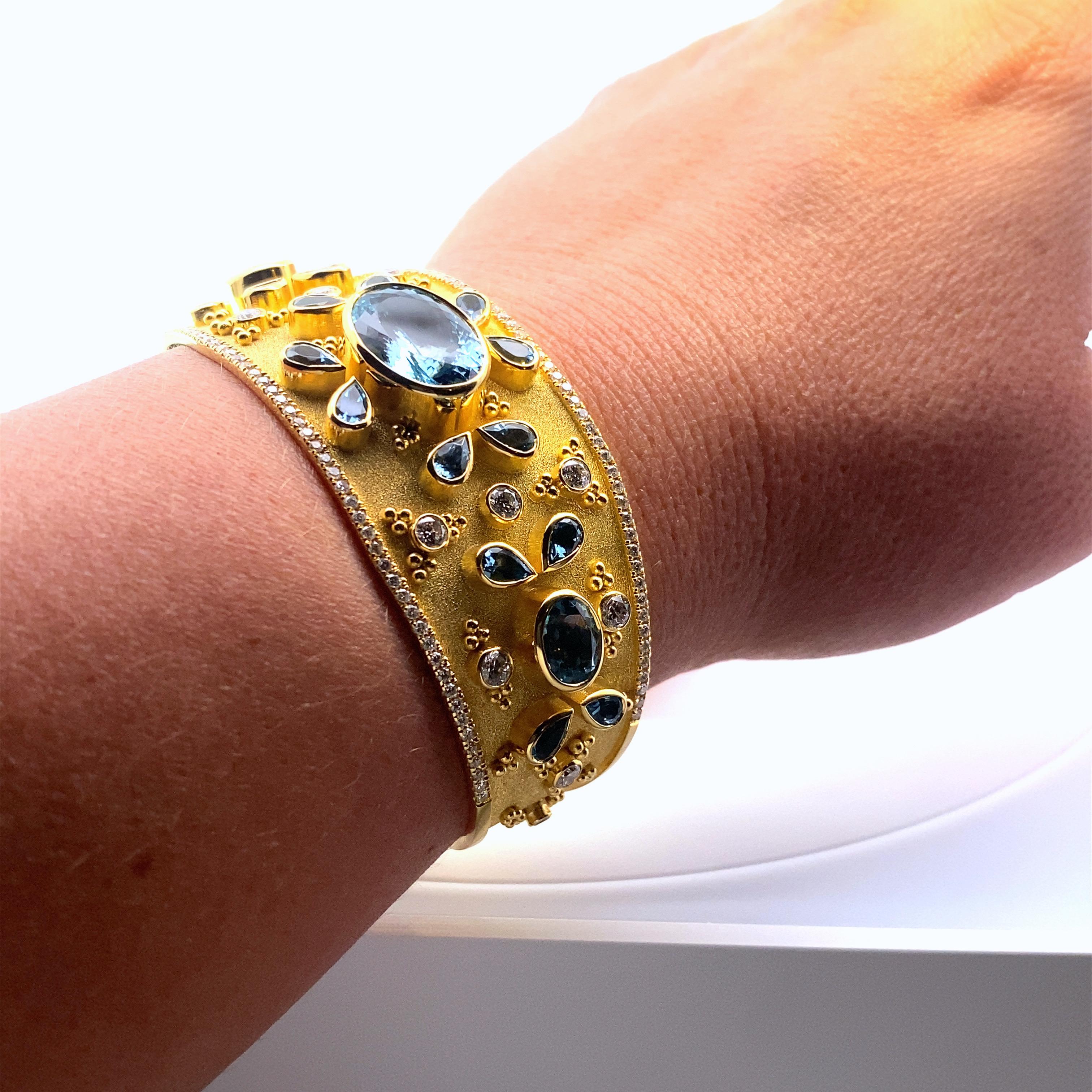 Georgios Collections Manschettenarmband aus 18 Karat Gelbgold mit Aquamarin und Diamanten im Angebot 1