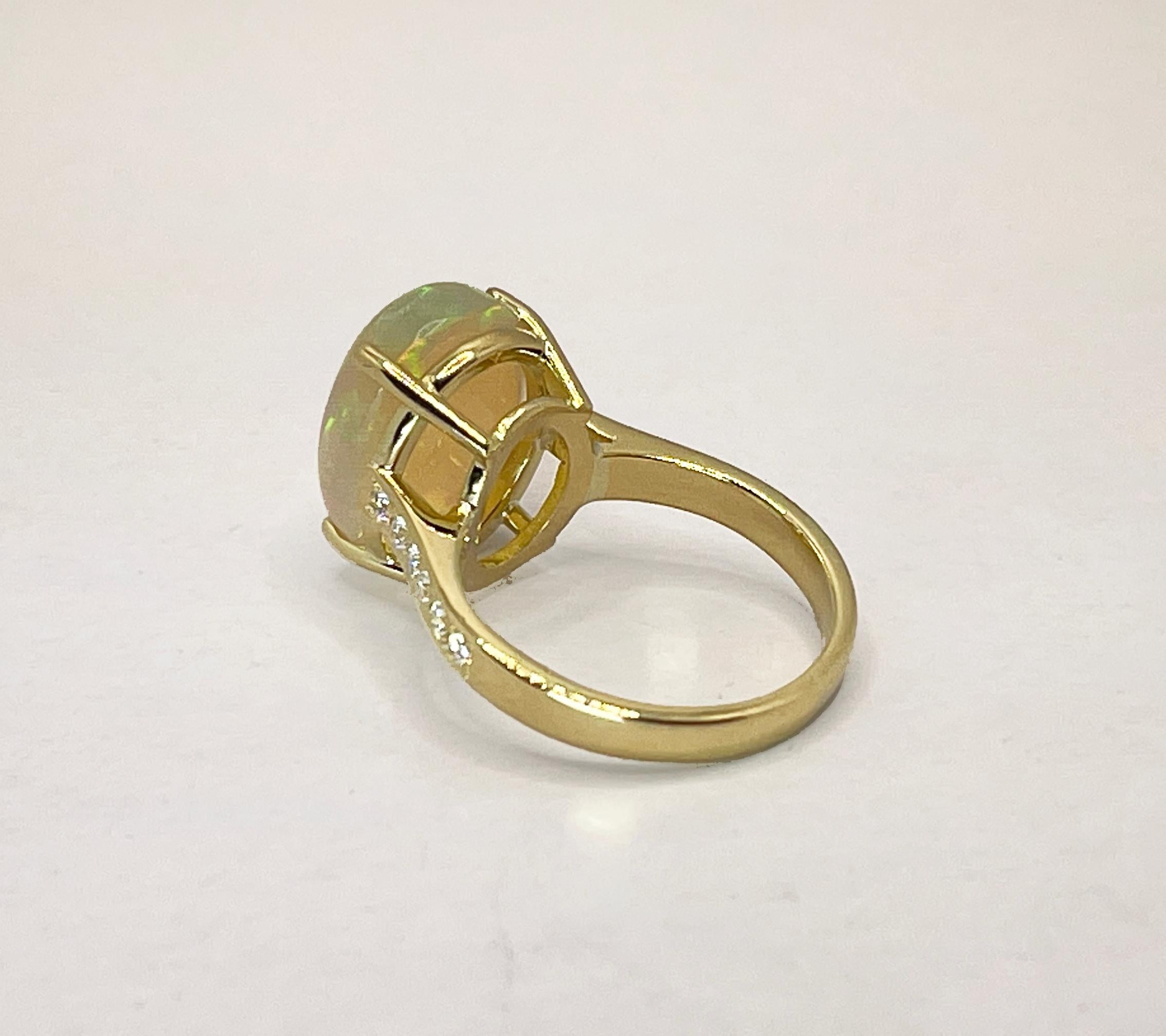 Georgios Collections Bague jonc en or jaune 18 carats avec opale d'Australie et diamants en vente 1