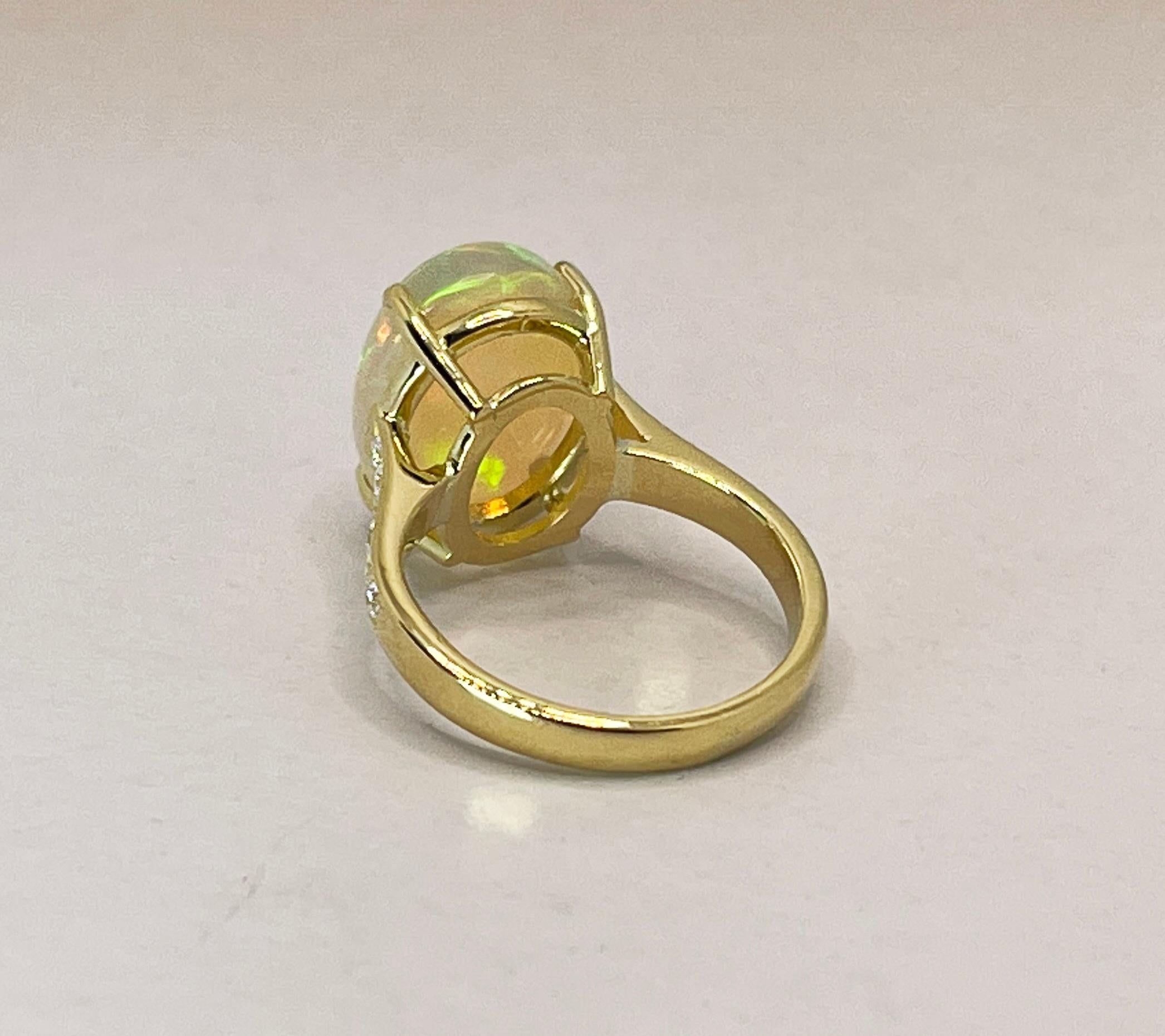 Georgios Collections Bague jonc en or jaune 18 carats avec opale d'Australie et diamants en vente 2