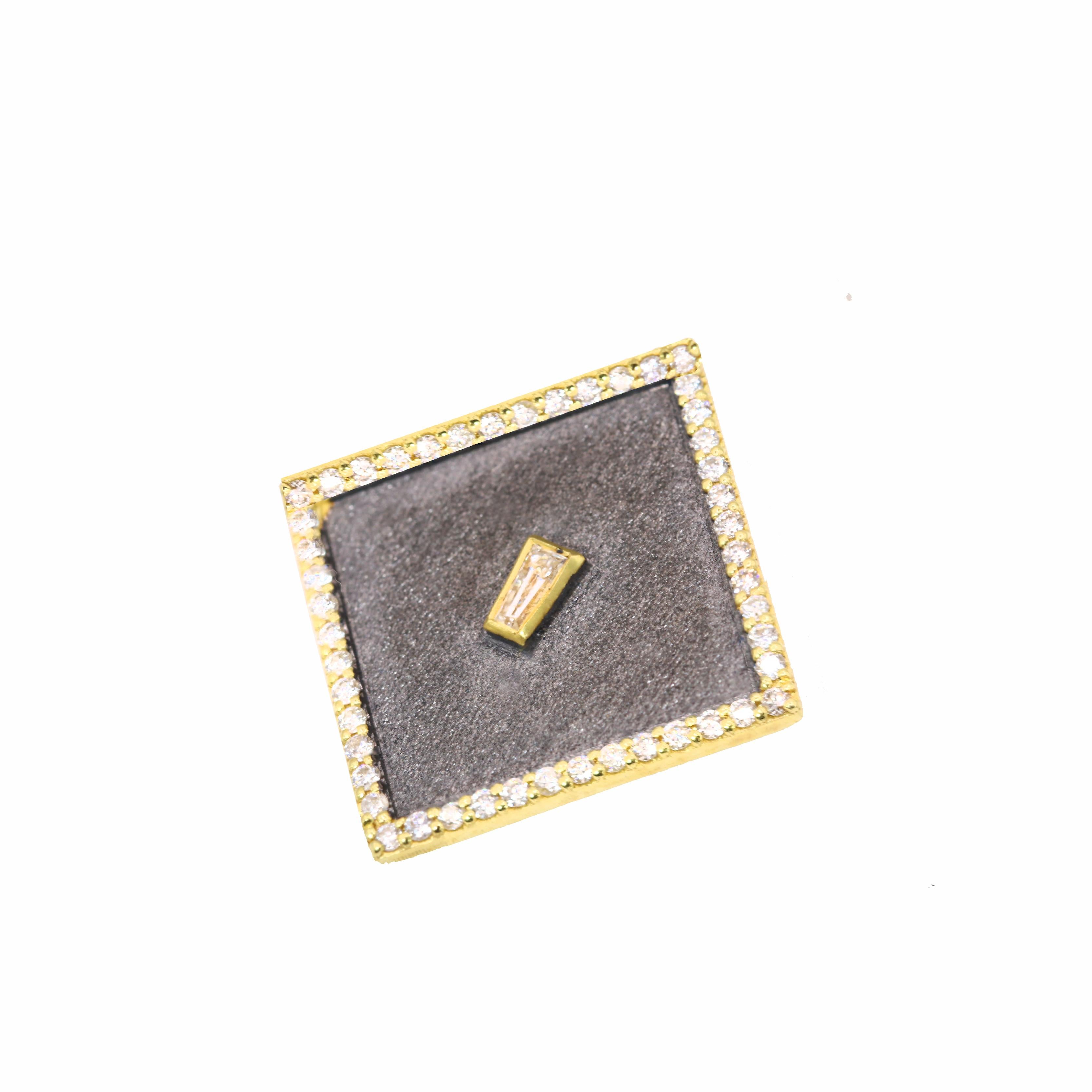 Le designer S.Georgios présente un pendentif en or jaune 18 carats en forme de losange, orné d'un diamant baguette effilé en son centre (0,14 carats) entouré de diamants taille brillant autour du losange.  de 0,47 carats. Ce pendentif exquis est