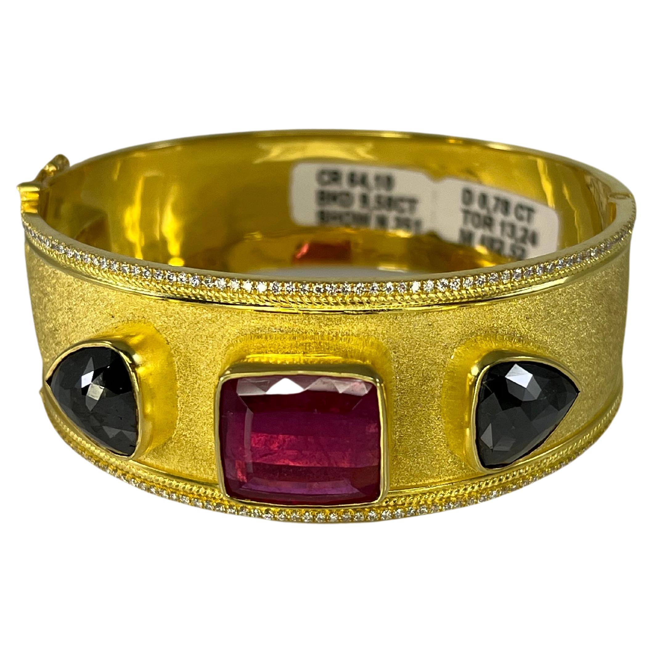 S.Georgios Designer Unique Bangle Armband handgefertigt in massivem 18 Karat Gelbgold. Dieses wunderschöne Kunstwerk ist im byzantinischen Stil mit einer einzigartigen Samttextur auf dem Hintergrund und gedrehtem Draht an den Seiten gefertigt. Das