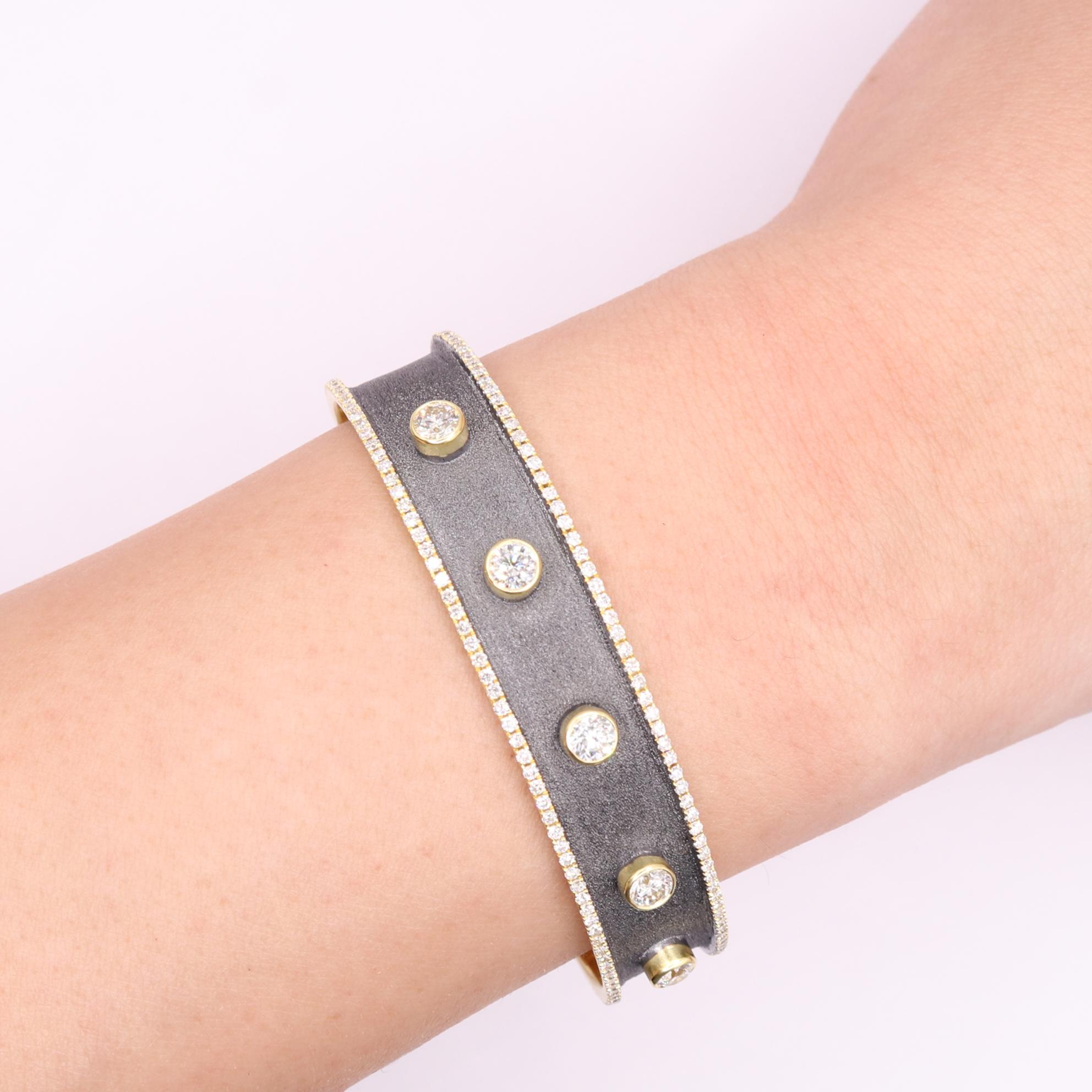 Georgios Kollektionen Armreif aus 18 Karat Gelbgold mit schwarzem Rhodium und Diamanten im Angebot 5