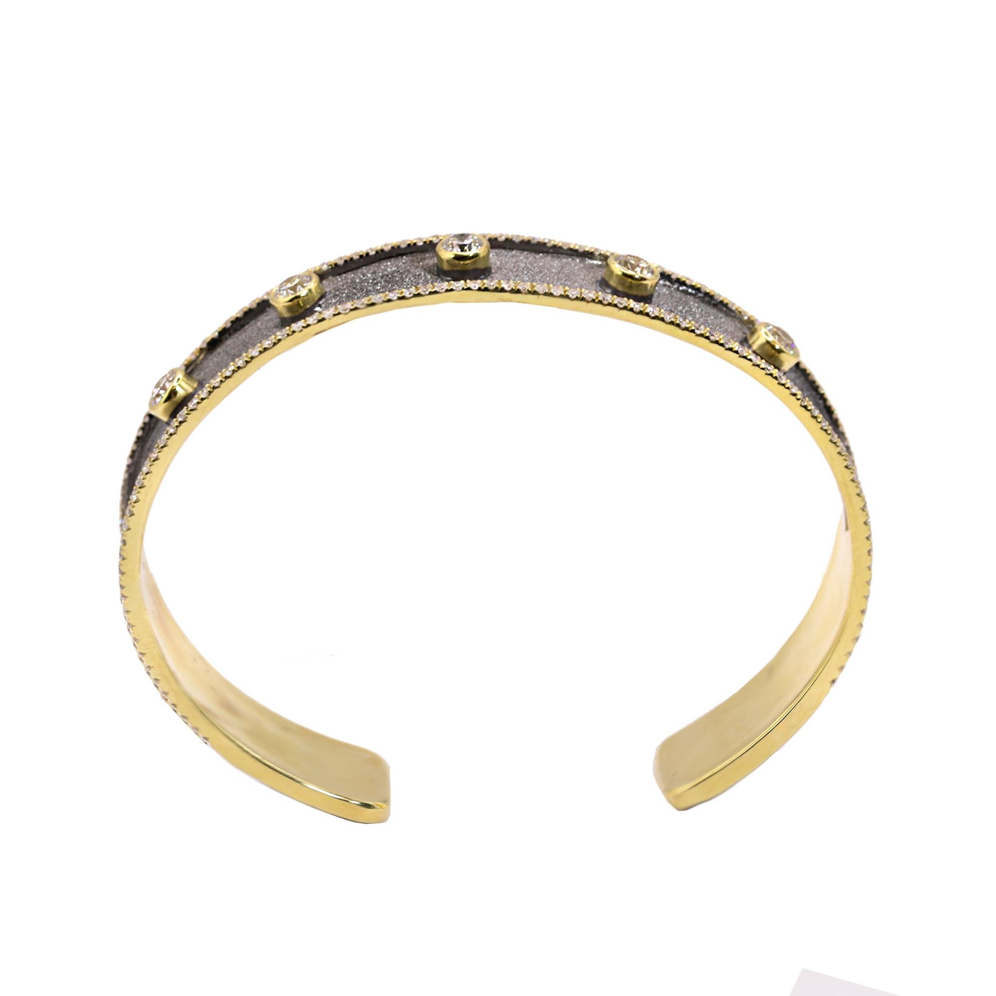 Georgios Kollektionen Armreif aus 18 Karat Gelbgold mit schwarzem Rhodium und Diamanten (Byzantinisch) im Angebot
