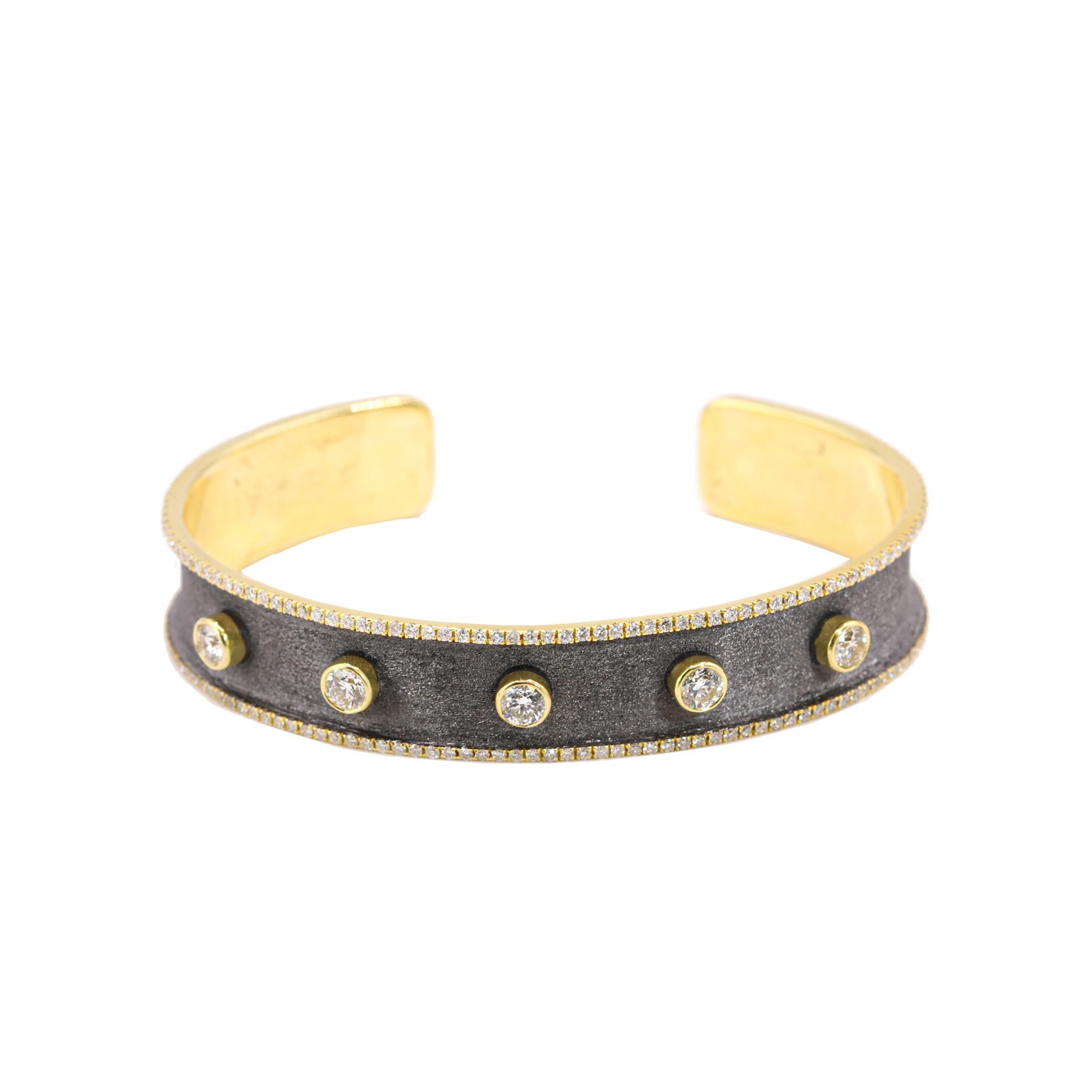 Georgios Kollektionen Armreif aus 18 Karat Gelbgold mit schwarzem Rhodium und Diamanten (Brillantschliff) im Angebot
