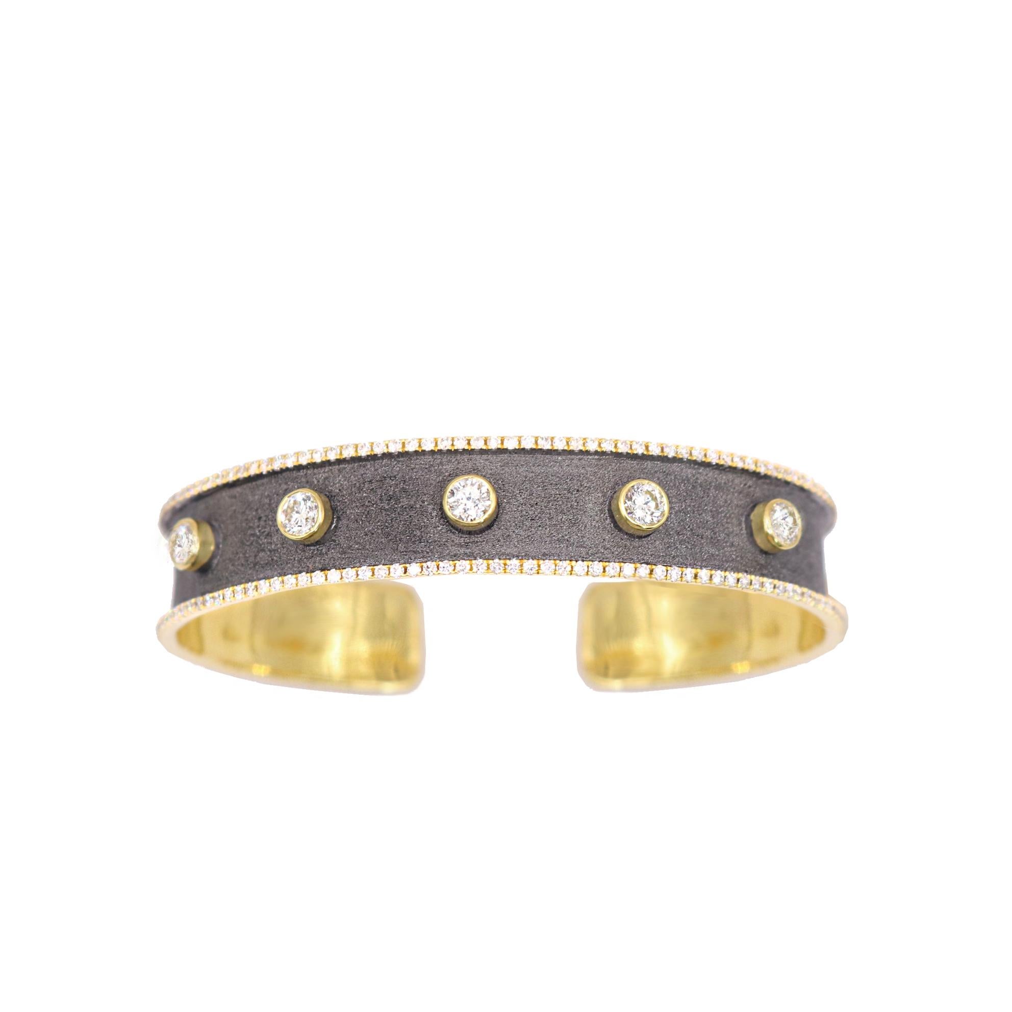 Georgios Kollektionen Armreif aus 18 Karat Gelbgold mit schwarzem Rhodium und Diamanten im Angebot 1