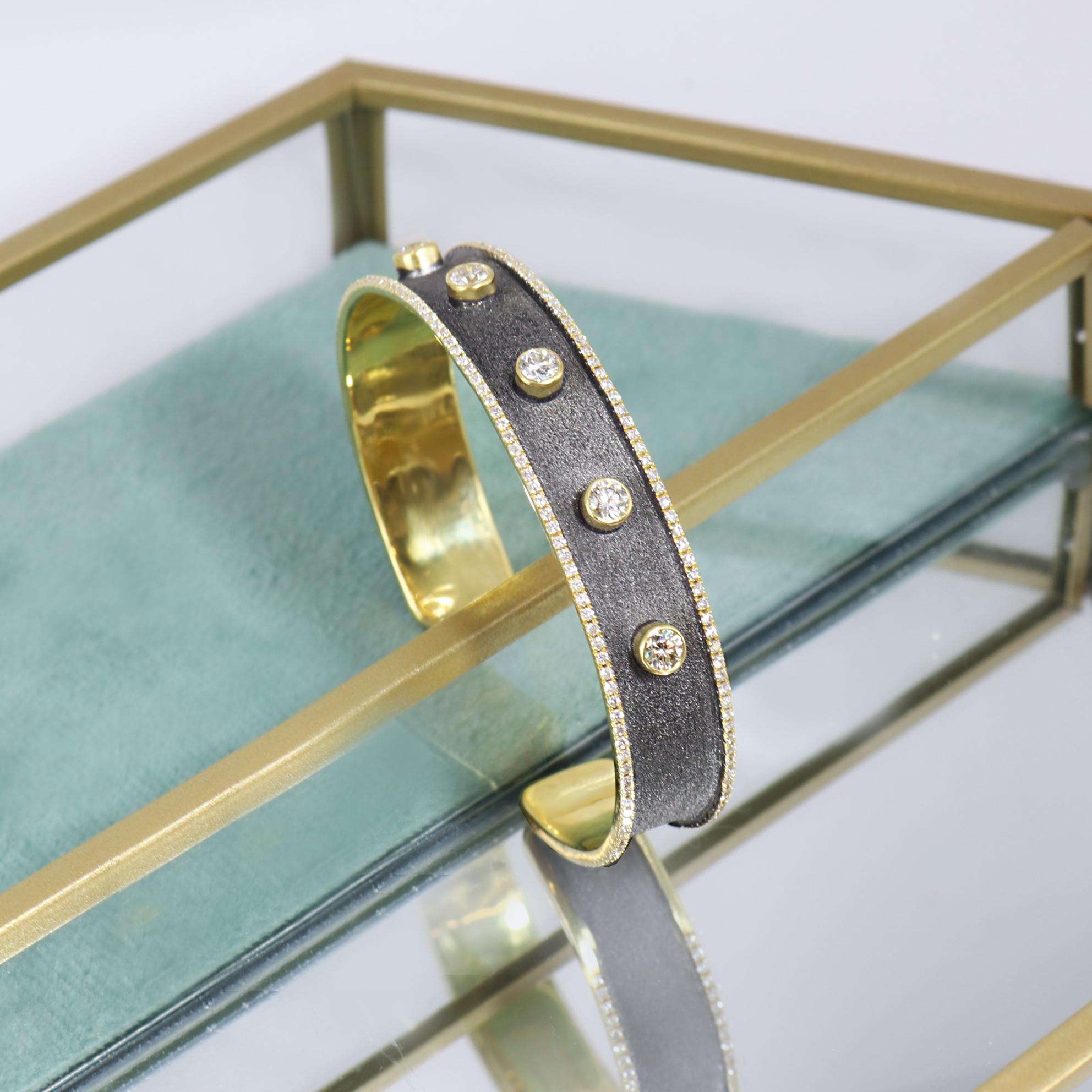 Georgios Kollektionen Armreif aus 18 Karat Gelbgold mit schwarzem Rhodium und Diamanten im Angebot 2