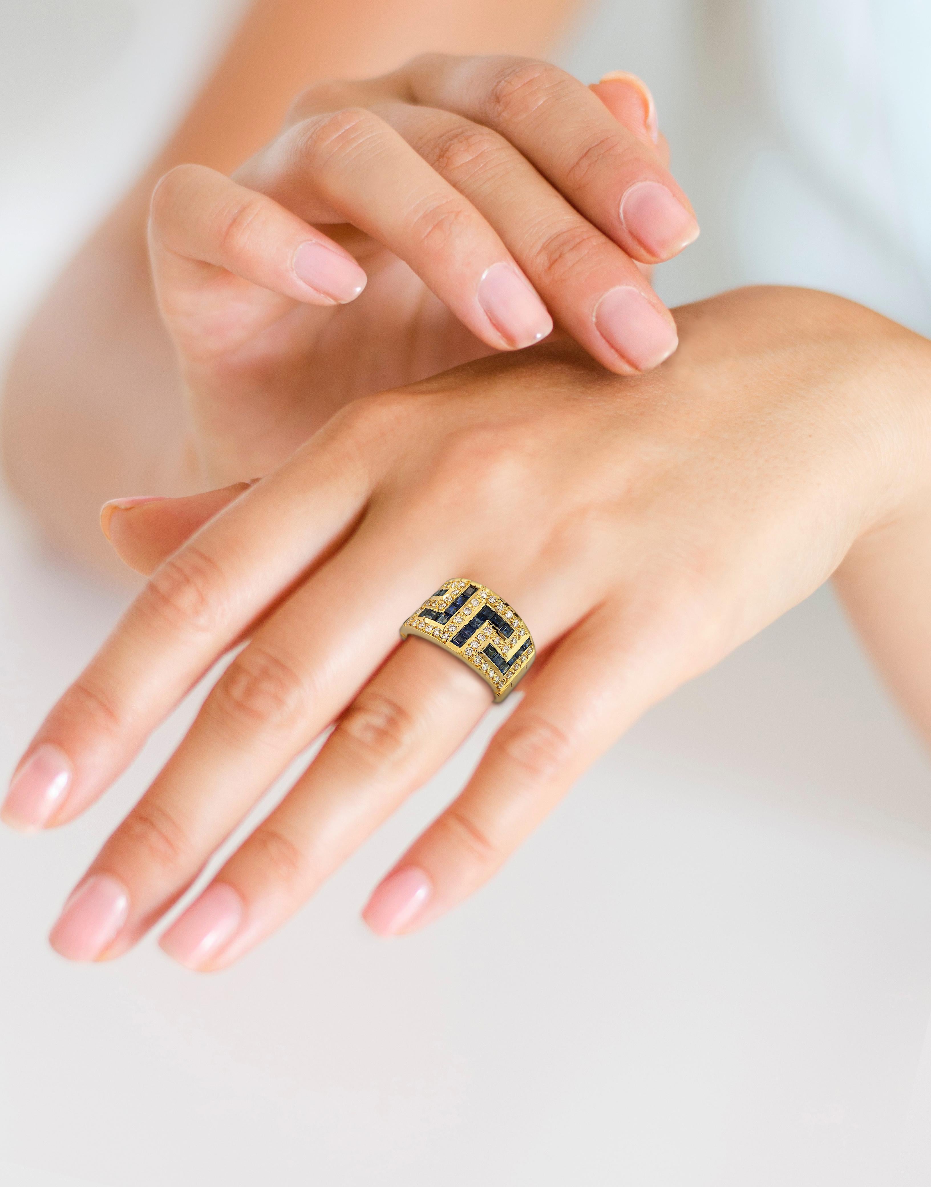 Taille princesse Georgios Collections Bague clé en or jaune 18 carats avec diamants noirs et blancs et saphirs en vente