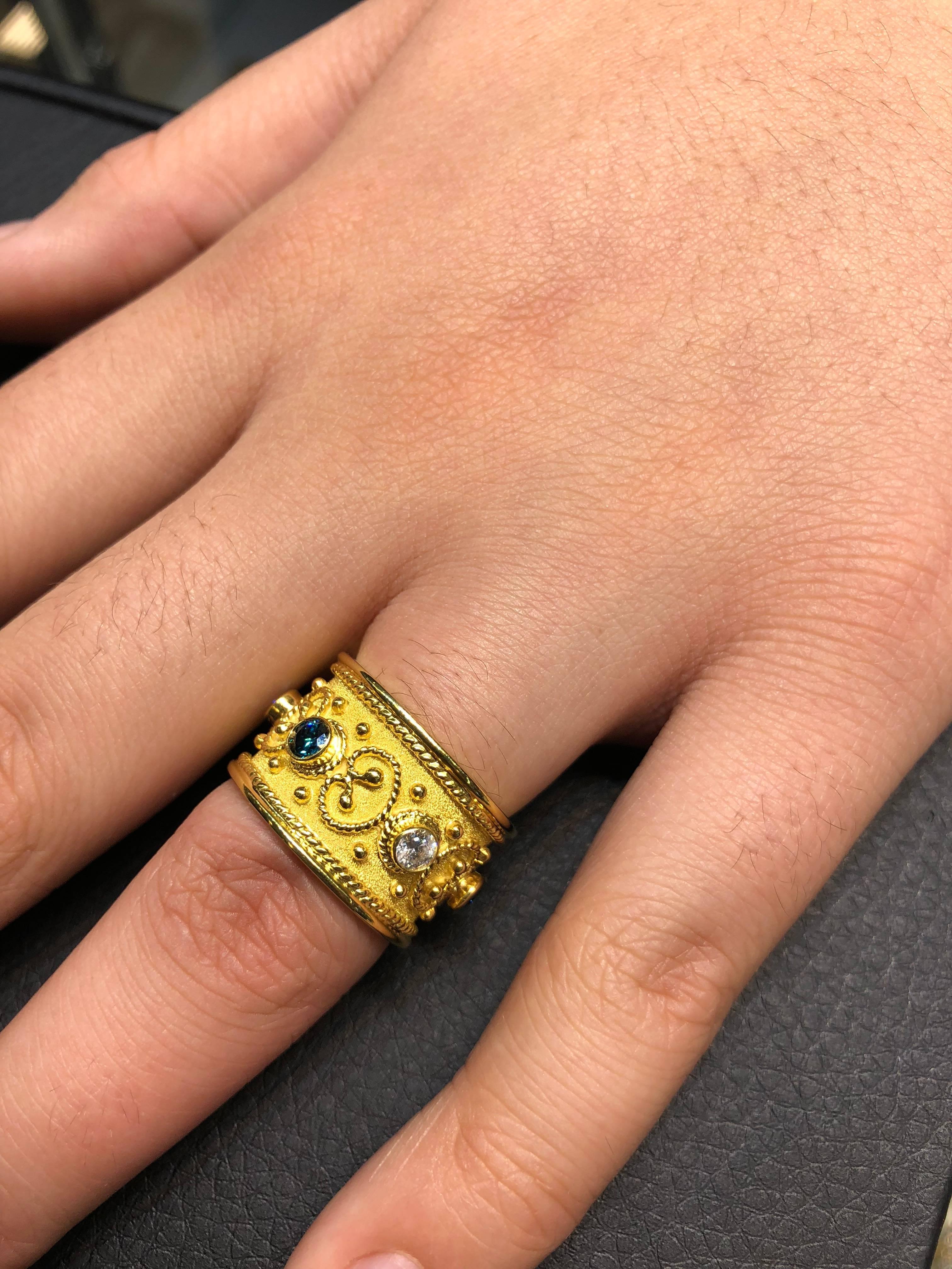 Georgios Kollektionen Ring aus 18 Karat Gelbgold mit blauen und weißen Diamanten (Byzantinisch) im Angebot