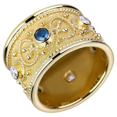 Anello a fascia larga con diamante bianco e blu in oro giallo 18 carati Georgios Collections