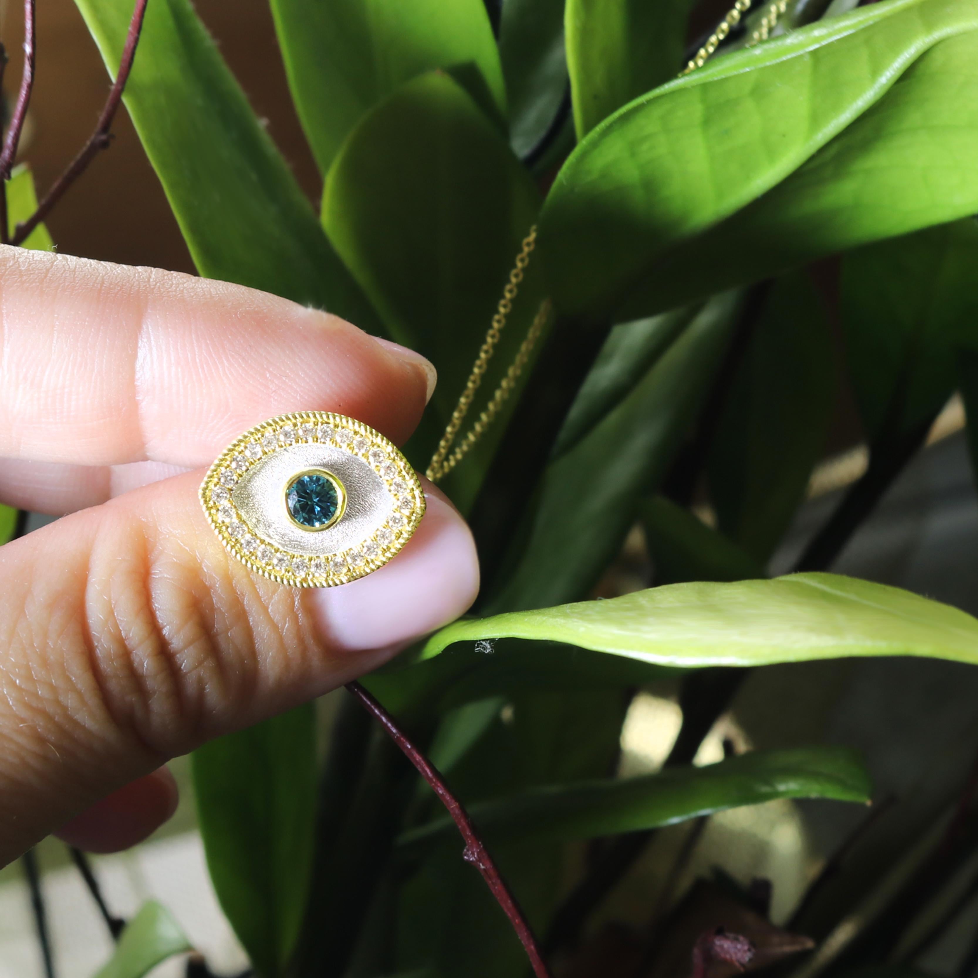 Taille brillant Georgios Collections Collier pendentif Evil Eye en or jaune 18 carats et diamants bleus en vente