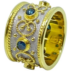 Anello a fascia larga bicolore in oro giallo 18 carati con diamante blu di Georgios Collections