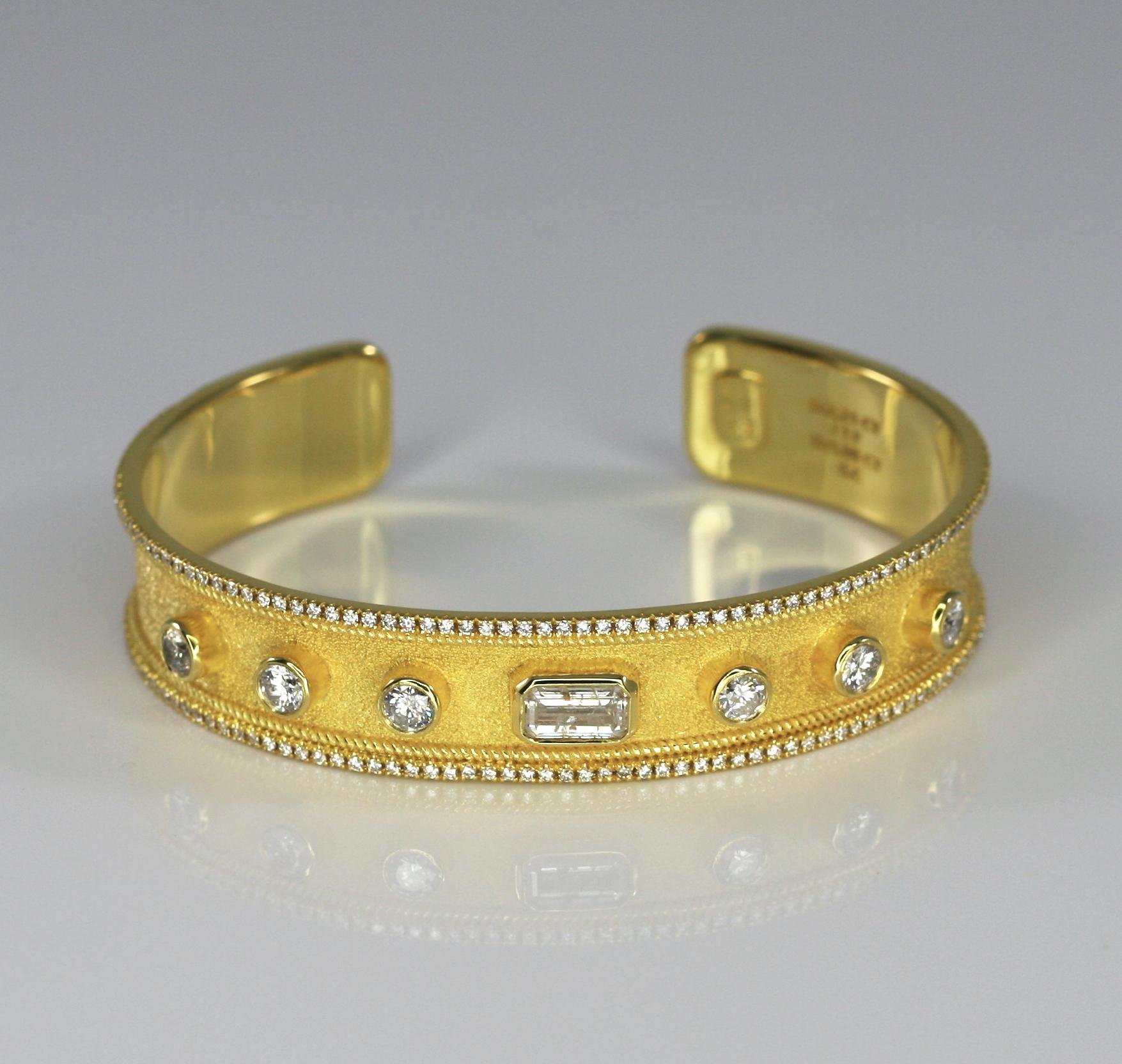 Ti presentiamo il bracciale firmato S.Georgios, realizzato a mano in oro giallo 18 carati massiccio e decorato al microscopio con fili d'oro giallo e uno sfondo di velluto bizantino unico. Il bracciale presenta un diamante bianco taglio smeraldo
