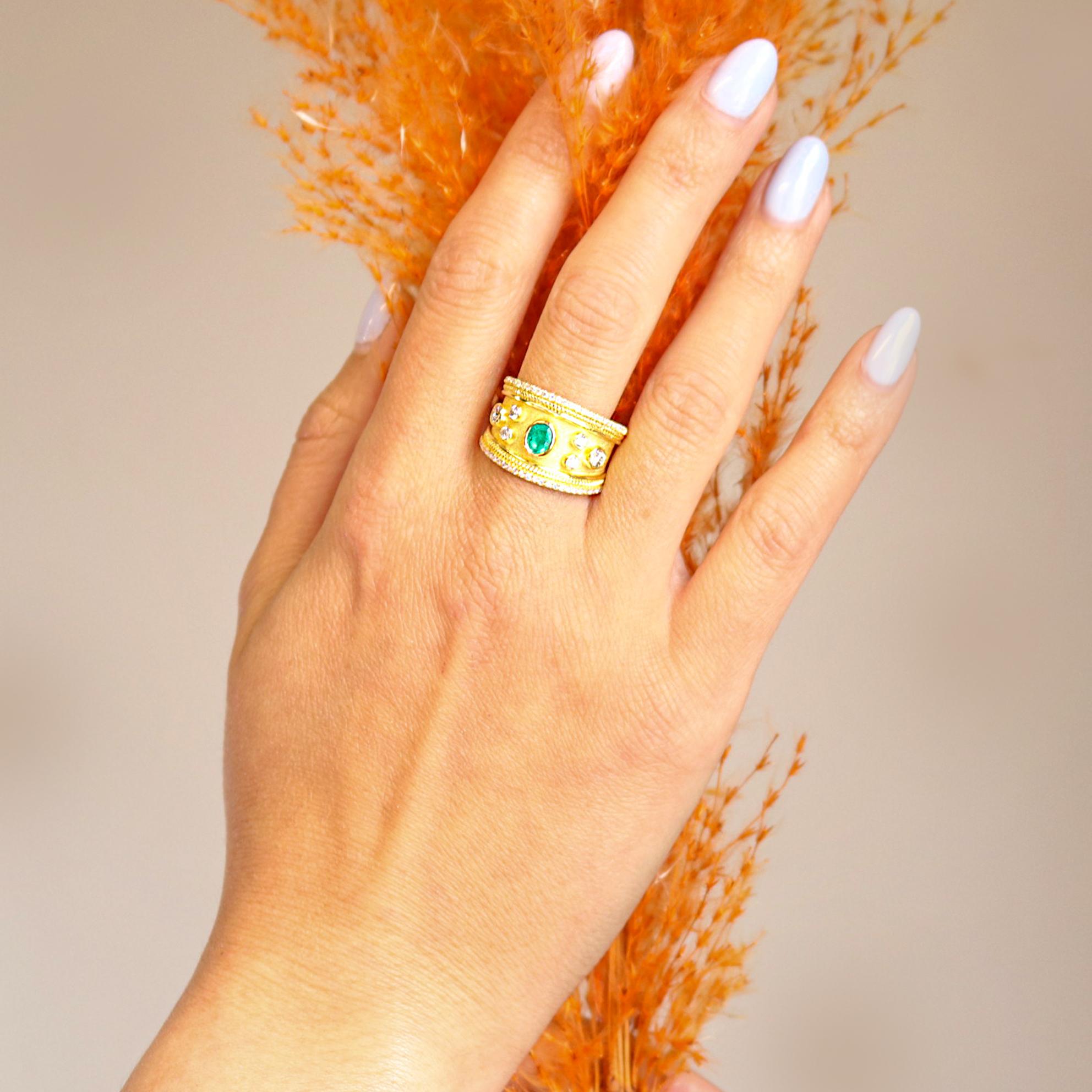 Collections Georgios en or jaune 18 carats  Bague byzantine émeraude et diamants en vente 7