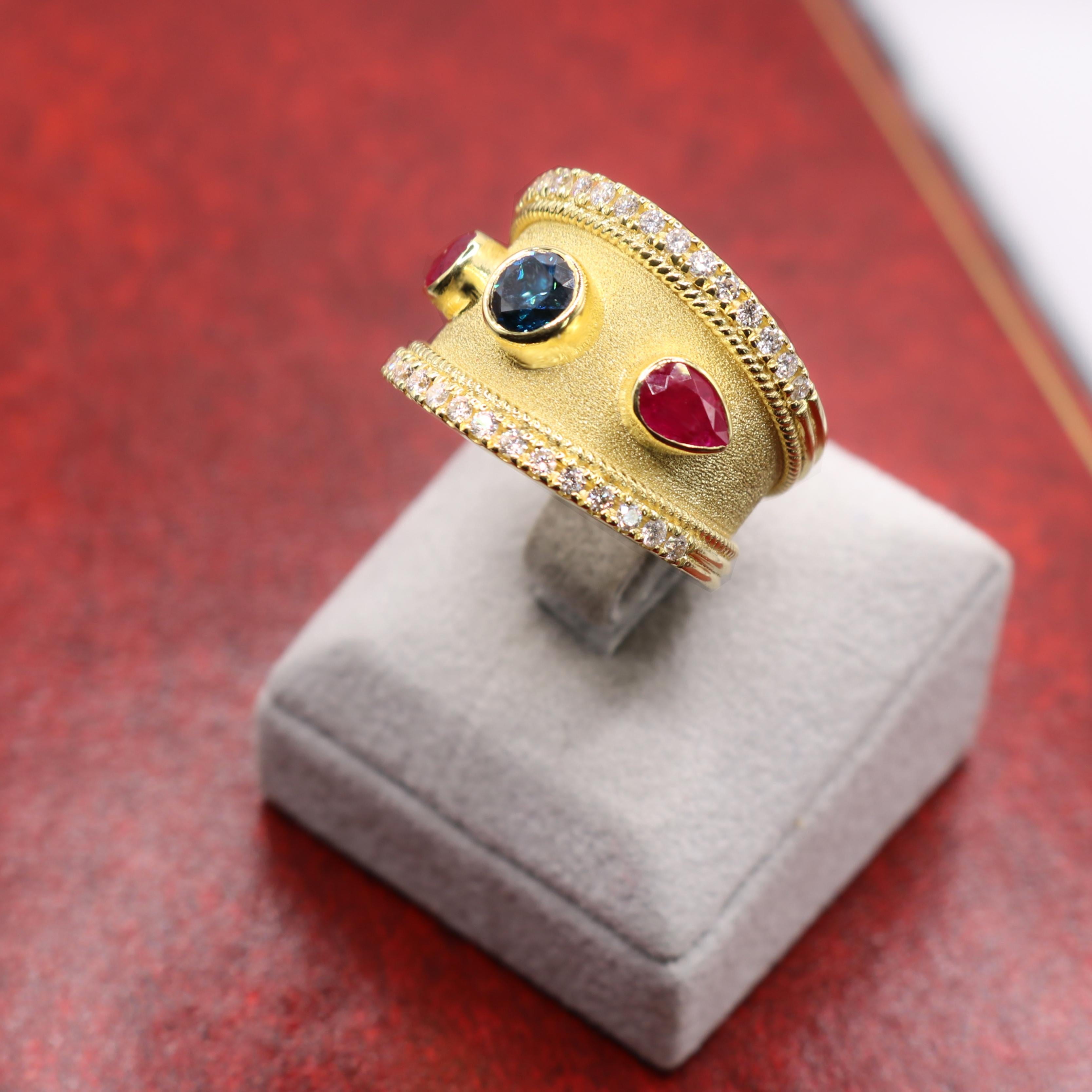 Colecciones Georgios Anillo Bizantino de Oro Amarillo de 18 Kilates con Rubí y Diamante Azul en venta 5