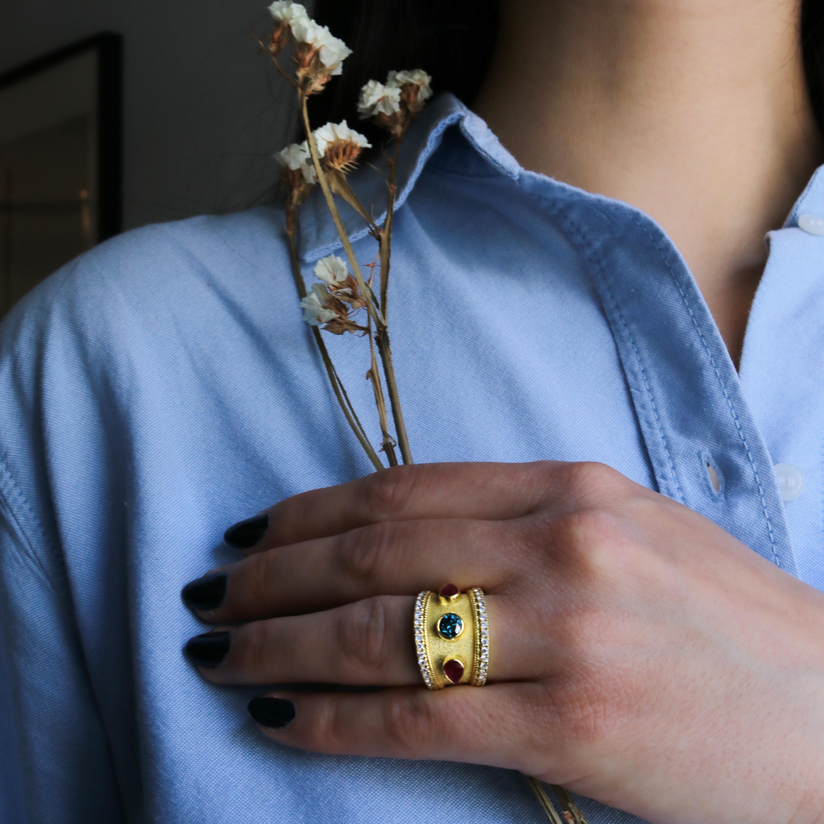 Colecciones Georgios Anillo Bizantino de Oro Amarillo de 18 Kilates con Rubí y Diamante Azul en venta 7