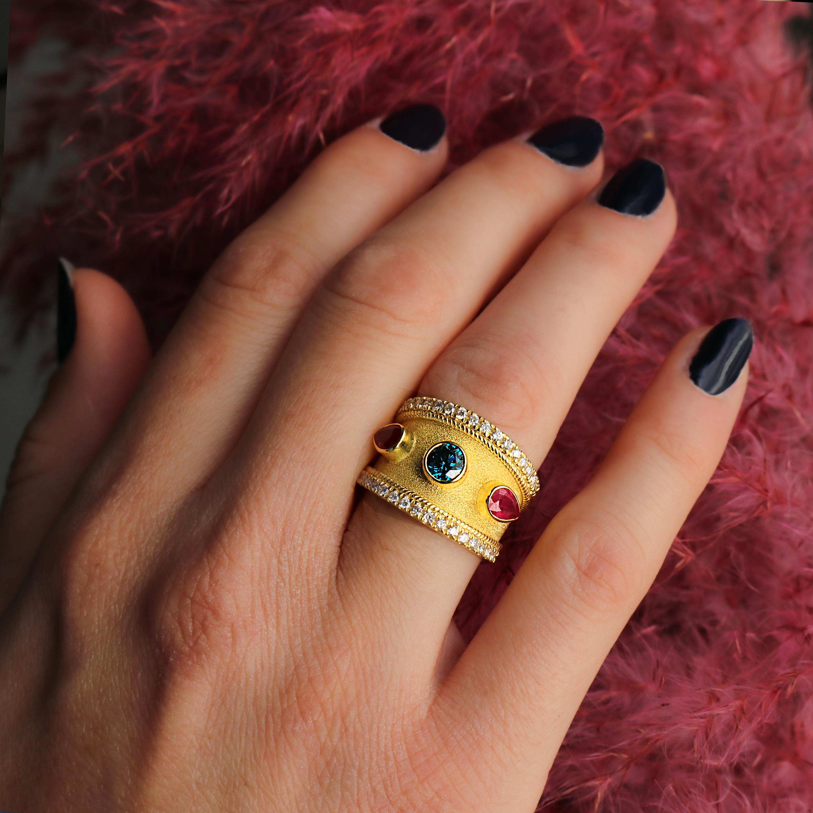 Colecciones Georgios Anillo Bizantino de Oro Amarillo de 18 Kilates con Rubí y Diamante Azul en venta 8