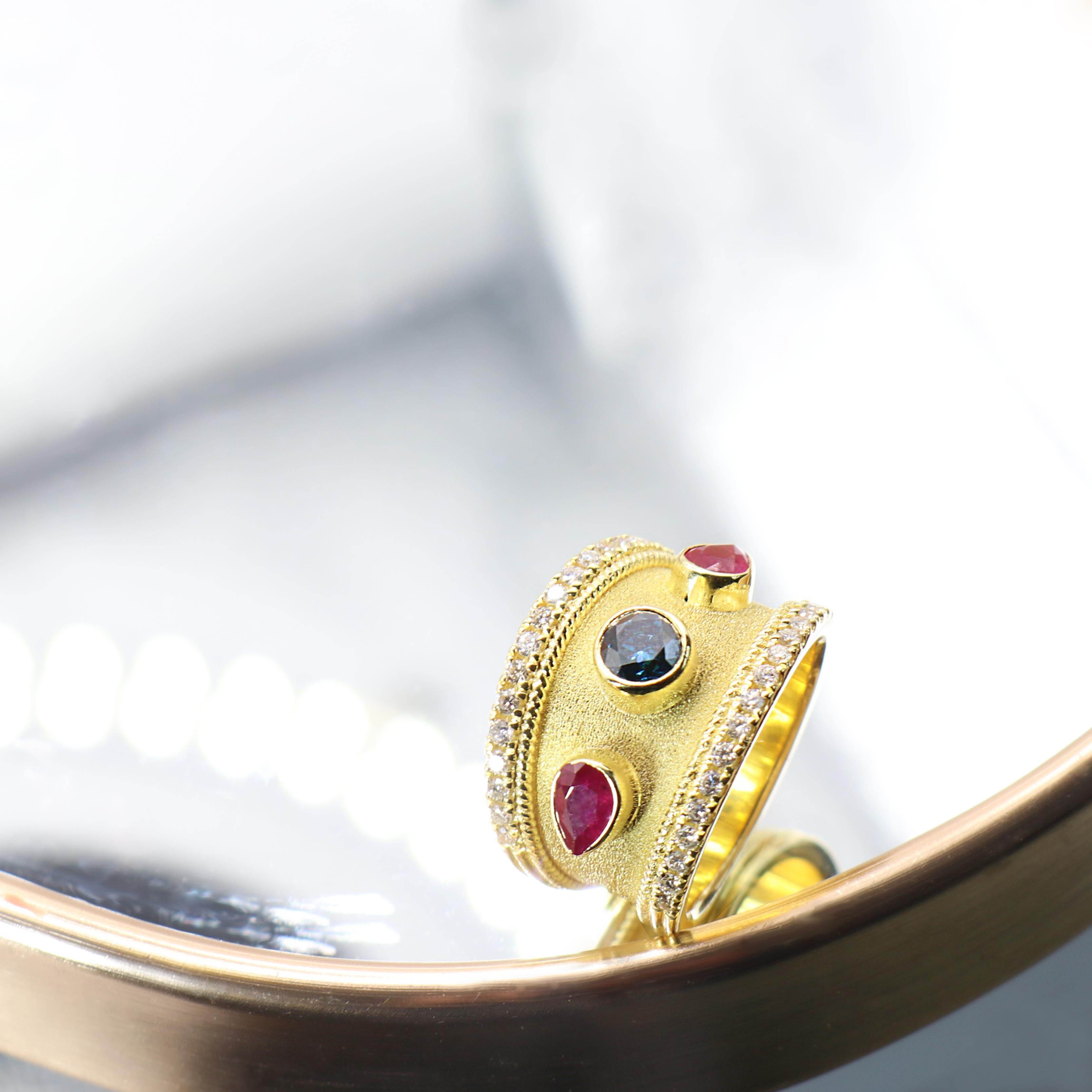 Colecciones Georgios Anillo Bizantino de Oro Amarillo de 18 Kilates con Rubí y Diamante Azul en venta 2